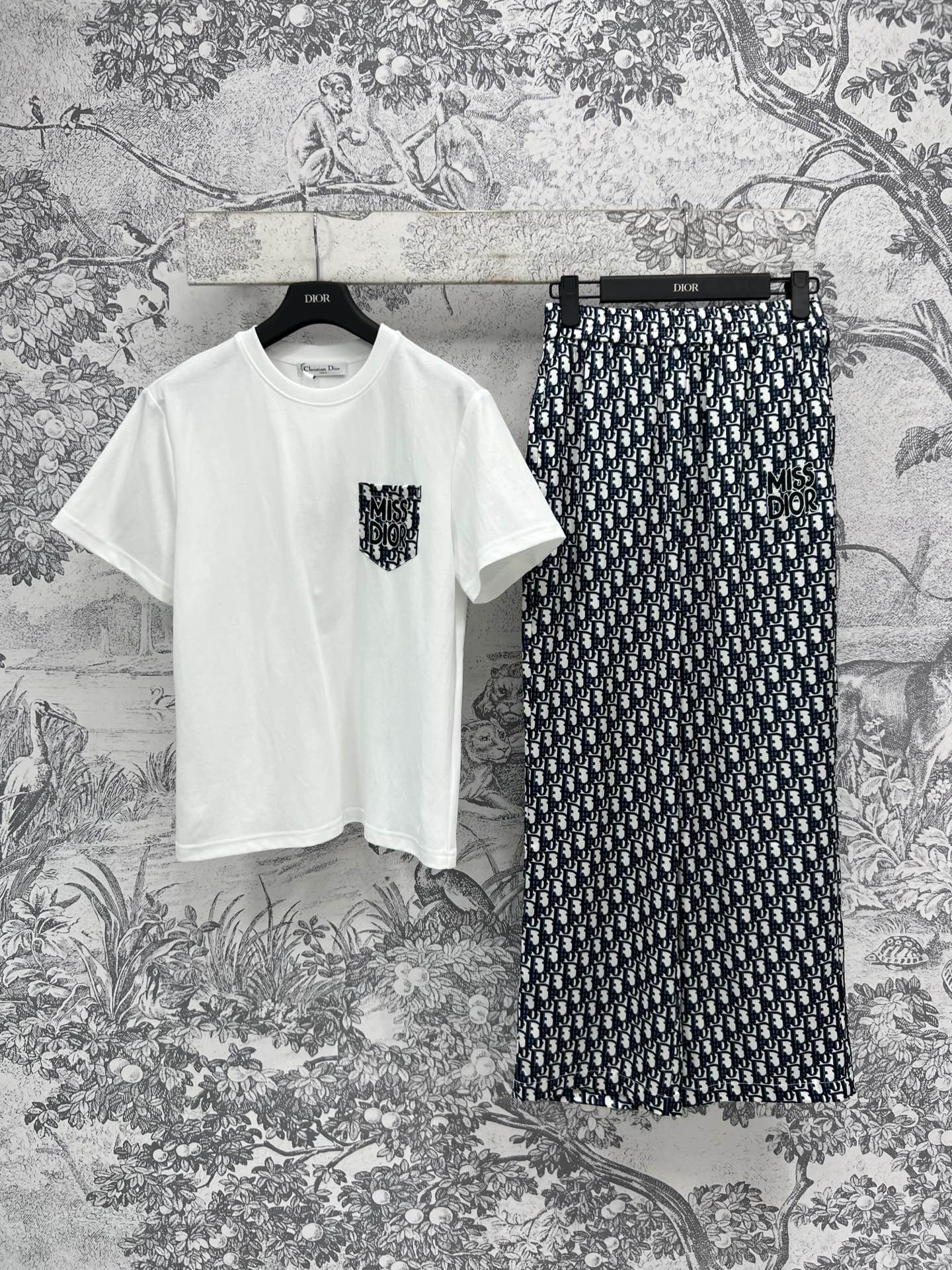 NO:323179,D Home 25 Early Spring New Style Casual Printed Set Short-sleeved T-shirt with high-waisted casual pants A set of top-body comfortable and daily casual Simple and worry-free Classic alphabetical jacquard fabric Simple and eye-catching One set for sale SML,,dior,T-shirt,tees,t-shirt,alexander wang19860909D家 25早春新款 休闲印花套装 短袖T恤搭配高腰休闲裤 一套上身舒适又日常随性 简简单单无烦恼 经典的字母提花面料 简约又吸睛 一套出售 SML,,dior,T-shirt,tees，t-shirt,alexander wang,Women's clothing