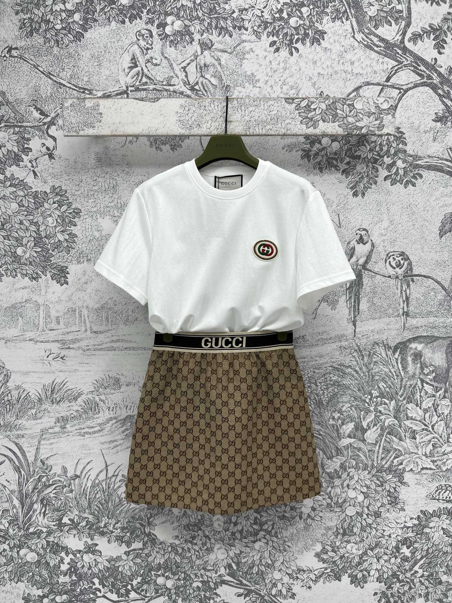 NO:323183,G Home 25 Early Spring New Style Contrast Embroidery Short T  Double G Jacquard Short Skirt Daily Casual Set Short Sleeve Embroidery Logo Embellishment Matched with a webbing logo jacquard skirt A set of top body is stylish, simple and refreshing Three-code one color SML, gucci, skirts, T-shirt, alexander wang19860909G家25早春新款 撞色刺绣短T 双G提花短裙 日常休闲套装 短袖刺绣logo徽标点缀 搭配织带logo提花半身裙 一套上身妥妥的时髦感 简约又清爽 一色三码 SML,,gucci,skirts,T-shirt,alexander wang,Women's clothing