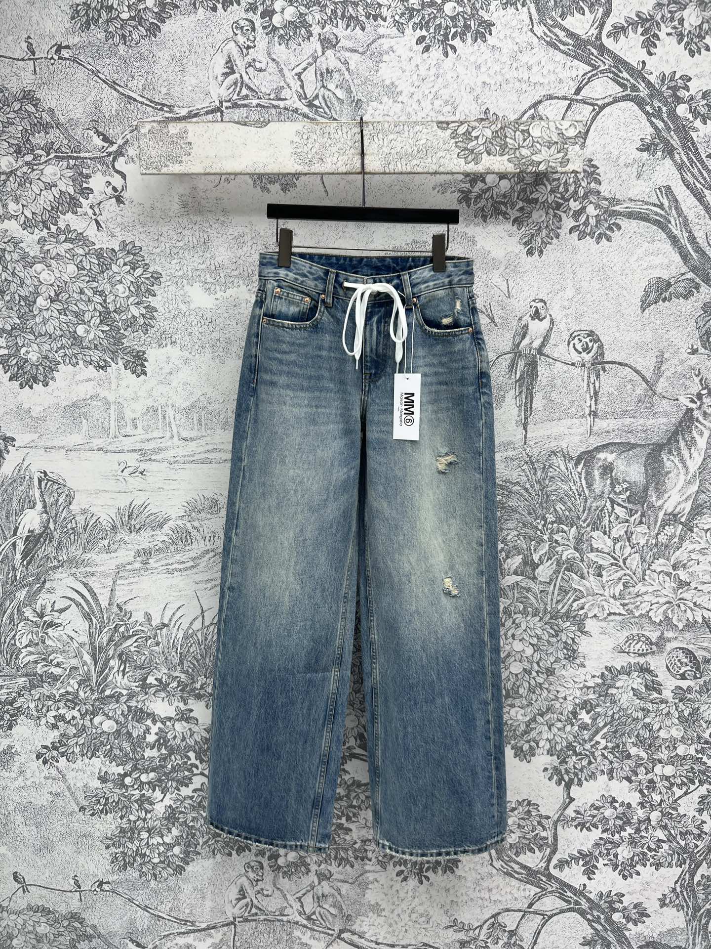 NO:323193,New early spring style drawstring wide-leg jeans, medium and high waist straight wide-leg trousers, super stretched and long legs, pants are very suitable for all kinds of leg outfits, easy to hide the flesh and show off, waist drawstring embellishment design, various styles are light and transparent, simple and versatile, elegant and beautiful, old colors are very good, one color 4 sizes 26-27-38-29,,jeans,alexander wang19860909早春新款 抽绳造型阔腿牛仔裤 中高腰直筒阔腿裤型 上身超拉大长腿比例 裤型非常适合各种腿型穿搭 轻松藏肉又显个 腰间抽绳点缀设计 各种造型轻透拿捏 简约又百搭大气 做旧的颜色很好看 一色4码 26-27-38-29,,jeans,alexander wang,Women's clothing