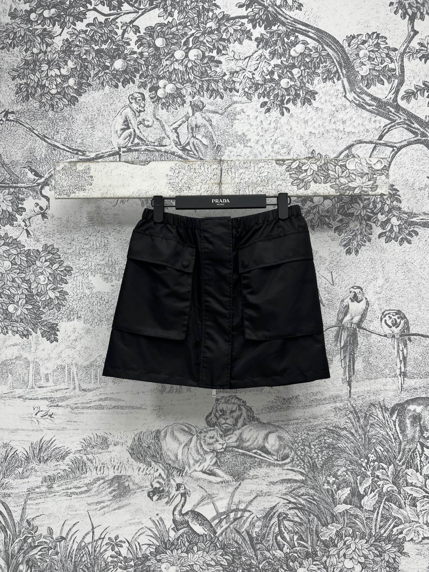 NO:323199,PD Home 25 Early Spring New Triangle Nylon Working Skirt Exquisite and handsome Short A-line Skirt Working Pocket Design Classic Triangle Decoration Easy to wear to perfect proportions, sweet and cool and age-reducing, one color three-code SML,,dior, skirts,alexander wang19860909PD家 25早春新款 三角标尼龙工装半裙 精致帅气的短款A字版型半裙 工装口袋设计 经典三角标装饰 轻松穿出完美比例 搭配上身甜酷又减龄 一色三码 SML,,dior,skirts,alexander wang,Women's clothing