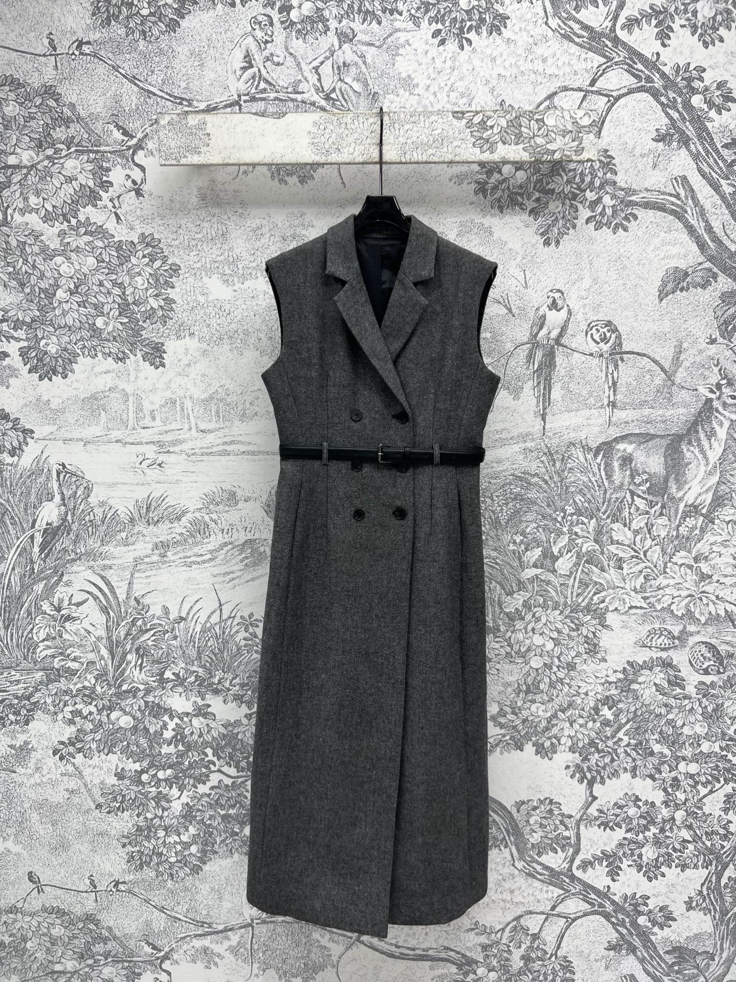 NO:323205,D Home 25 early spring new style woolen suit collar sleeveless dress classic logo double-breasted design waist leather belt matching very delicate custom neutral grey woolen fabric long style slim tailoring daily commuting is also good, one color three codes SML, dior, skirts, business suit, alexander wang19860909D家 25早春新款 毛呢西装领无袖连衣裙 经典logo双排扣设计 腰间皮革腰带搭配 非常精致 定制中性灰毛呢面料 长款版型修身剪裁 日常通勤也不错 一色三码 SML,,dior,skirts,business suit,alexander wang,Women's clothing