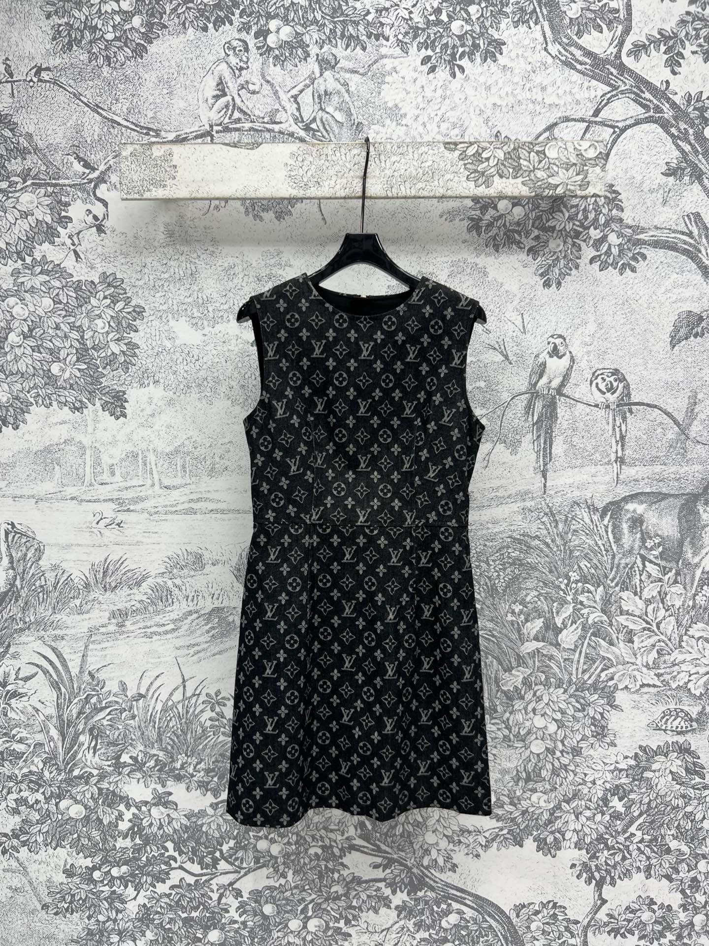 NO:323211,L Home 25 Early Spring New Style Old-fashioned Jacquard Sleeveless Denim Dress Sleeveless Style Designed Refreshing and Fashionable Money Letter Logo Fully Printed Full Body Low-key and Premium Top Body Shows Long Legs A-shaped Style Covering Feeling Slimming Not Picking Body The upper body is super elegant and generous and age-reducing You can easily control it in any occasion One color Three Codes SML,,louis vuitton, skirts,alexander Wang19860909L家 25早春新款 老花提花无袖牛仔连衣裙 无袖的版型设计了清爽又时髦 通身满印的金钱字母Logo低调又高级 上身超显大长腿 A字版型 遮肉显瘦 不挑身材 上身超级优雅大方减龄 任何场合都能轻松驾驭 一色三码 SML,,louis vuitton,skirts,alexander wang,Women's clothing