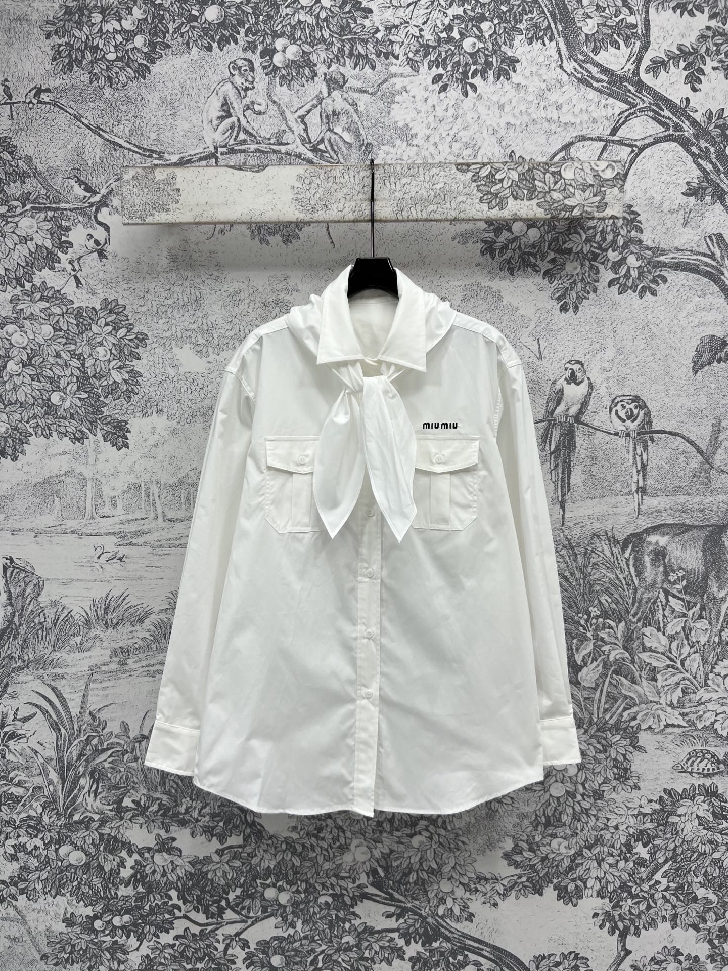 NO:323188,Miu 25 early spring new style, tie decoration lapel shirt, basic loose shirt style, exquisite and elegant tie decoration, brand patch logo embellishes work pockets, unique and eye-catching, overall feeling is more fashionable, whatever match is excellent, shirts are definitely a versatile item all year round, single-fitting and layering are excellent, daily casual outing recommended three-code one color SML,,miumiu,shirts,ties,alexander wang19860909Miu 25早春新款 领带装饰翻领衬衫 基础宽松衬衫版型 融入精致优雅的领带装饰 品牌贴布Logo点缀工装口袋 别致吸睛 整体感觉更加时髦 随便搭配都很绝 衬衫绝对是一年四季的百搭单品 单穿叠搭都很绝 日常出街休闲推荐一色三码 SML,,miumiu,shirts,ties,alexander wang,Women's clothing