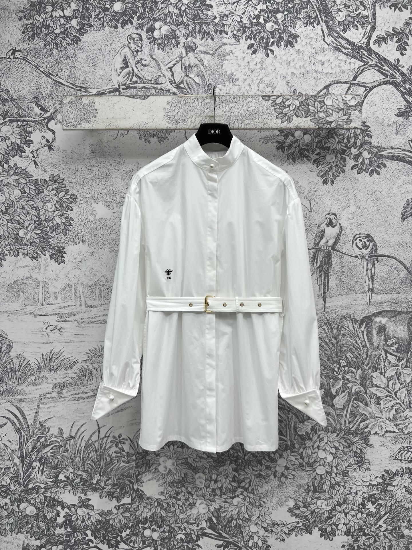 NO:323194,D Home 25 Early Spring New Style Stand Collar Waist Shirt Recommended Concave Style Absolute Temperament Customized CD Pearl Buckle Decorative Stand Collar Embellishment Loose Style The whole cut is great, easy to wear and fashionable. It highlights the slim waist with this cloth belt. The upper body is a temperamental girl. One color and three sizes SML, dior, shirts, alexander wang19860909D家 25早春新款 立领收腰衬衫 凹造型推荐 绝绝子的气质感 定制CD珍珠扣装饰立领点缀 宽松版型整个剪裁很棒 轻松穿出时髦感 搭配了本布腰带更是突显小蛮腰 上身就是气质女孩 一色三码 SML,,dior,shirts,alexander wang,Women's clothing