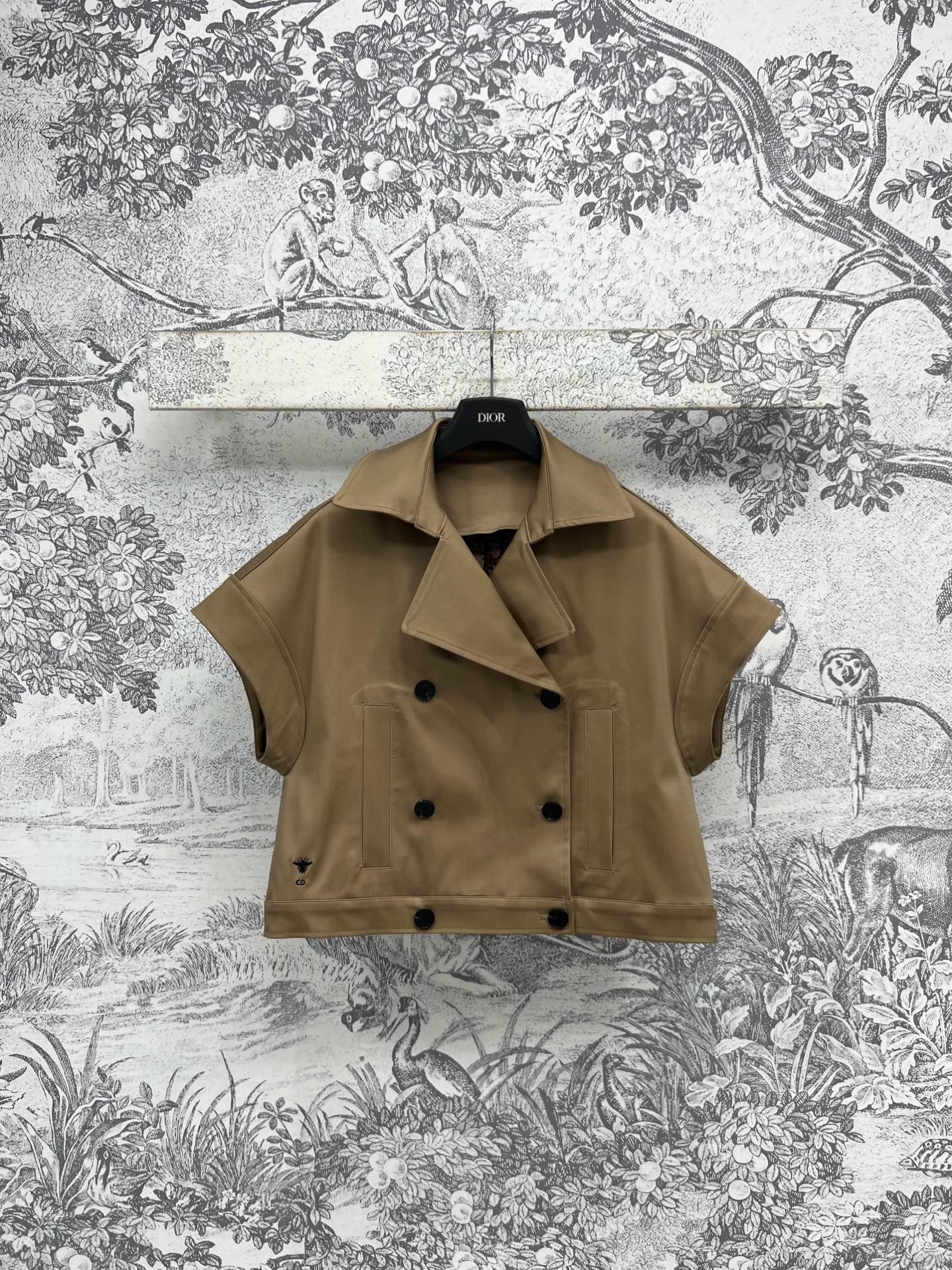 NO:323200,D Home 25 Early Spring New Khaki Sleeveless Short Trench Coat Vest The glue pressing process of the imported machine The fabric is hard-patterned material The D letters inside are low-key and exquisite The upper body is handsome, fashionable and versatile, simple and big brand The vest is definitely a versatile item all year round Whether it is simple or stacked, the high-end workmanship is very good, one color three codes SML, dior, alexander wang19860909D家 25早春新款 卡其色无袖短款风衣马甲 进口机的压胶工艺 面料是硬挻材质 里面D字母提花低调又精致 上身帅气时髦百搭有型 简约又大牌 马甲绝对是一年四季的百搭单品 无论是单纯还是叠搭都很时髦 高级做工品质都很赞 一色三码 SML,,dior,alexander wang,Women's clothing