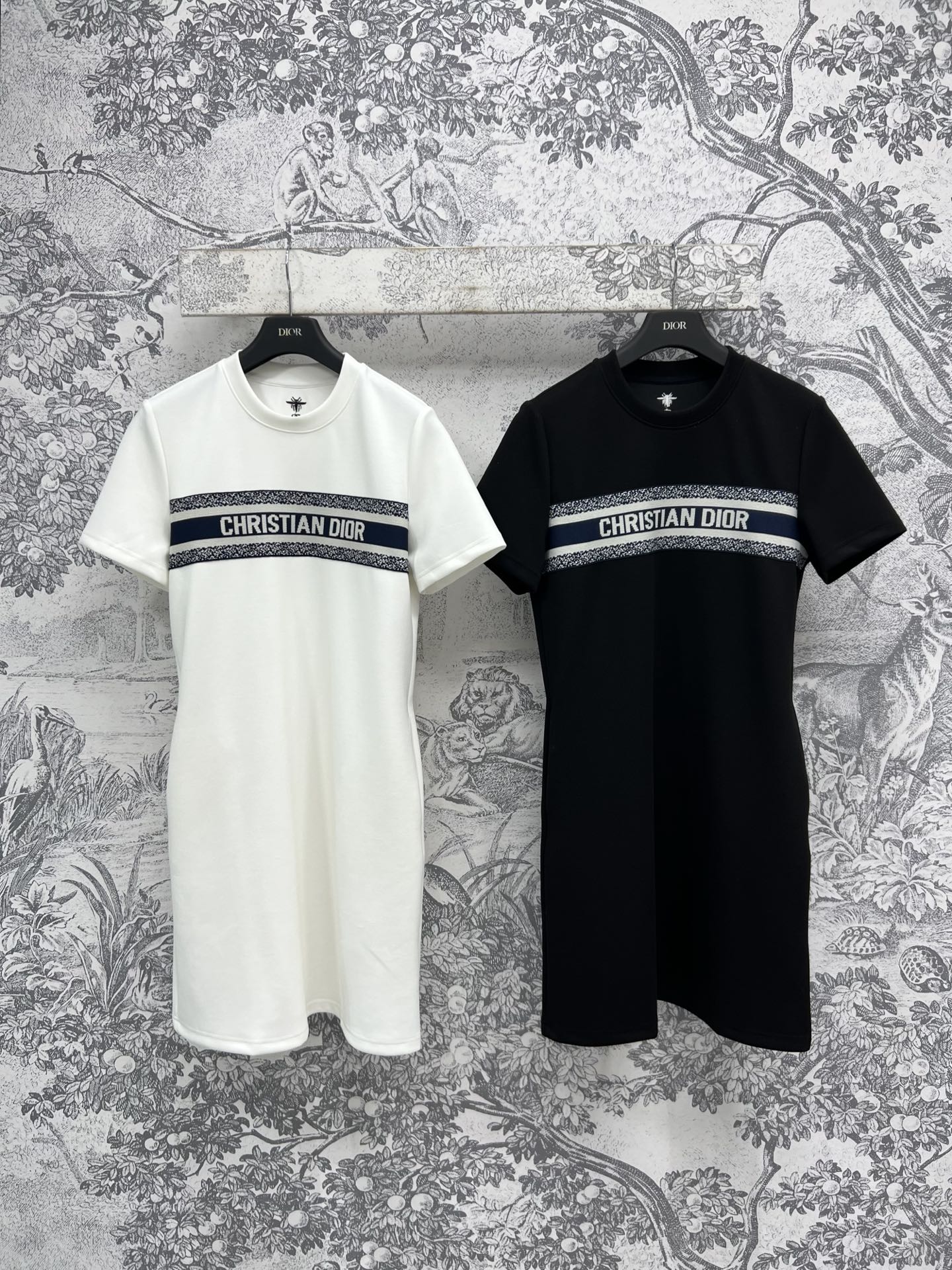 NO:323776,D Home 25 early spring new style webbing logo decorative short-sleeved sweatshirt dress. The skirt is just right. The round neck short-sleeved sweatshirt style is youthful and age-reducing. Full girlish feeling. The fabric is soft and comfortable. It is light and comfortable to wear. It is good for casual or commuting. The classic D Home presbyterian made of hooded. Low-key luxury. The embellishment of the letter webbing on the chest. Full of brand style. Casual and casual. Two colors and three codes. SML,,dior,hoodie,sweatshirts,skirts,T-shirts,hats,alexander wang.19860909D家 25早春新款 织带logo装饰短袖卫衣连衣裙 裙长恰到好处 圆领短袖卫衣款式青春减龄 满满的少女感 面料柔软舒适 穿着轻便舒适 休闲或者通勤都是不错的 连帽做的经典D家老花 低调奢华 胸前字母织带的点缀 充满品牌格调 休闲随性绝绝子 两色三码 SML,,dior,hoodie,sweatshirts,skirts,T-shirt,hats,alexander wang,Women's clothing