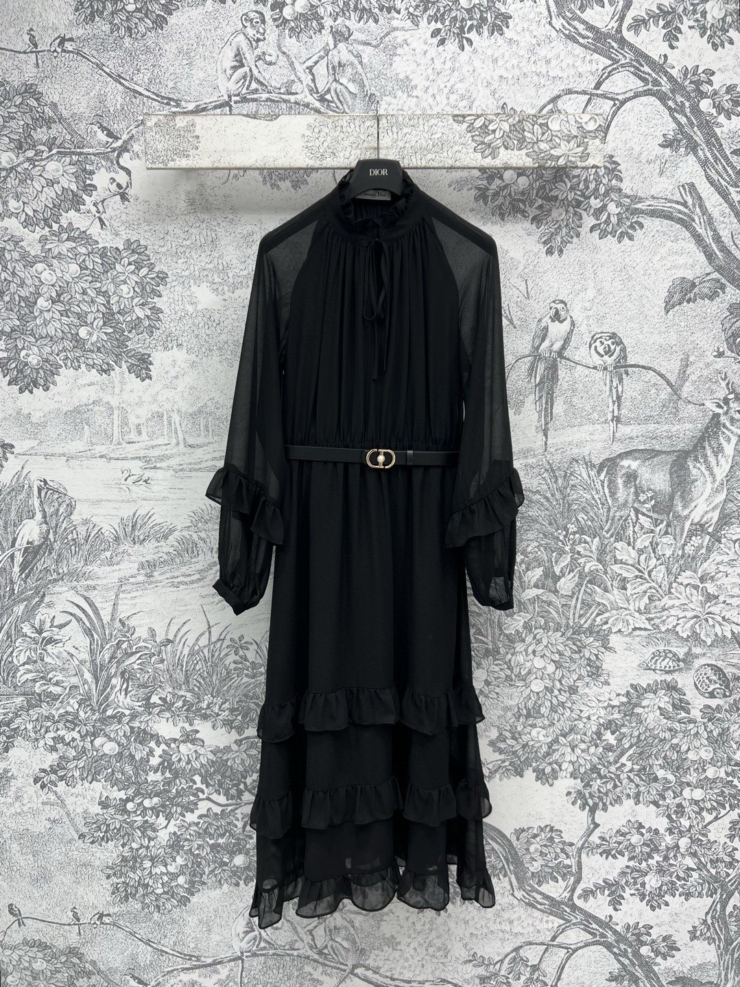 NO:323780,D Home 25 early spring new style, stand-up collar straps and shoulders dress, black ears stand-up collar drop shoulder long sleeve ruffle design, waist leather CD belt creates waist-hugging outline, the hem of the skirt is flowing and beautiful, perfectly divided body proportions, super slimming and figure, the upper body is a fairy girl, it is simply amazing, the thin fabric texture is online, it will not be stuffy in summer, easy to grasp the fashionable and age-reducing fairy temperament two colors and three codes SML,,dior, skirts,alexander wang19860909D家 25早春新款 立领系带落肩连衣裙 木耳边立领落肩长袖荷叶边设计 腰间皮革CD腰带打造收腰轮廓 裙摆飘逸又好看 完美分割身材比例 超级显瘦显身材 上身就是仙女本女 简直绝了 轻薄面料质感在线 夏季也不会闷热 轻松拿捏时髦减龄仙女气质两色三码 SML,,dior,skirts,alexander wang,Women's clothing