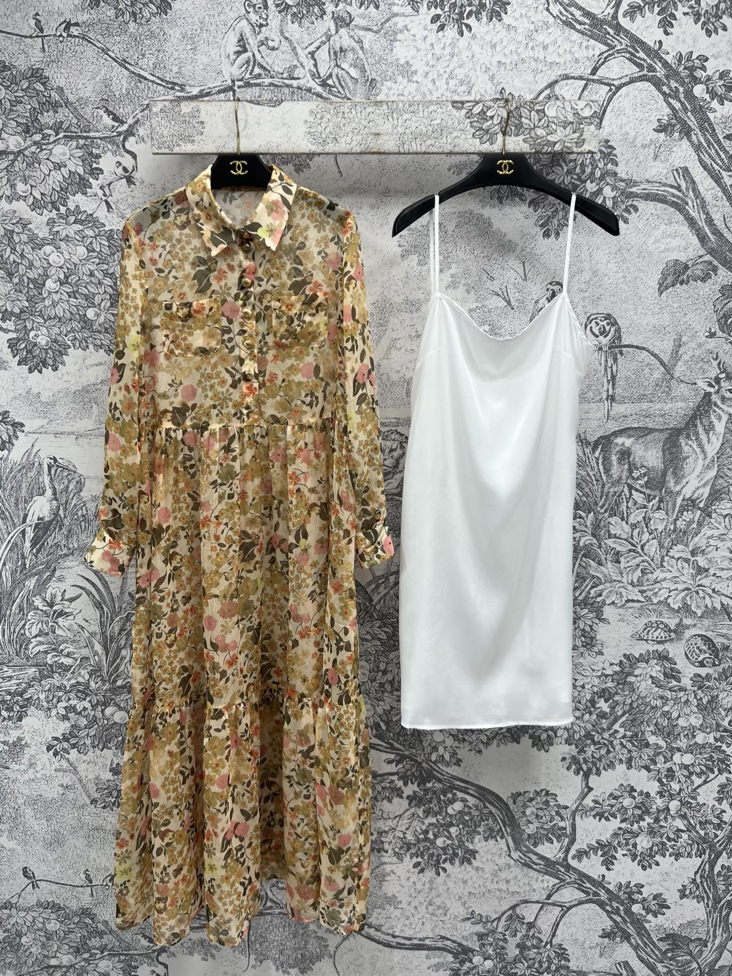 NO:323784,Small scent style 25 early spring new style small floral tulle belt dress lapel logo half-breasted design creates elegant and simple feminine beauty Small floral tulle material is friendly to summer, cool and comfortable, both beautiful and fashionable and age-reducing. The spliced ​​skirt is super beautiful, layered, slimming the flesh, and a whole fairy-like atmosphere is floating. There is a suspender lining inside, no need to worry about exposure. The looming flowing feeling is super fairy. The most amazing person on daily dates and shopping. One color three codes SML, skirts, alexander wang19860909小香风 25早春新款 小碎花薄纱腰带连衣裙 翻领logo半排扣设计打造优雅简约女性美 小碎花薄纱材质对夏季友好 清凉舒适 即有美感又有时髦减龄感 拼接的裙摆超级好看 富有层次感 遮肉显瘦 一整个仙气飘飘 内有吊带里衬完全不用担心走光 若隐若现的飘逸感超级仙女 日常约会逛街绝绝子 一色三码 SML,,skirts,alexander wang,Women's clothing