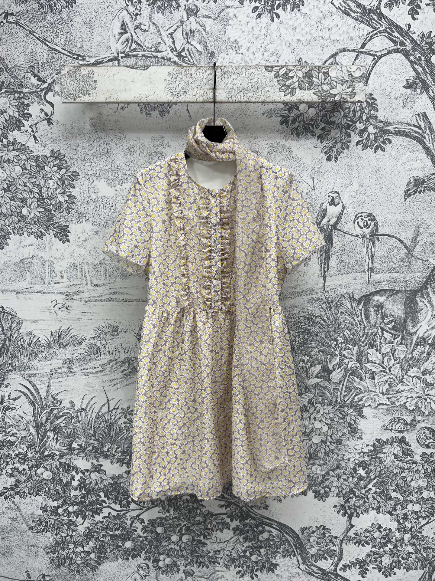 NO:323788,New early spring style, small floral streamer short-sleeved dress, romantic spring and summer, small floral design, floral dress, with a refreshing sense and elegant style, the fungus lace embellishments and plaques echo the beauty of romantic first love, it is also suitable for vacation, the fabric is light and flowing and breathable, one color, three codes SML, skirts, T-shirt, alexander wang19860909早春新款 小碎花飘带短袖连衣裙 浪漫的春夏就要穿小碎花 飘带设计碎花连衣裙 自带减龄感和优雅范 木耳花边点缀门襟拼接相呼应有种浪漫初恋的美好 穿去度假也很适合 面料轻薄飘逸透气 一色三码 SML,,skirts,T-shirt,alexander wang,Women's clothing
