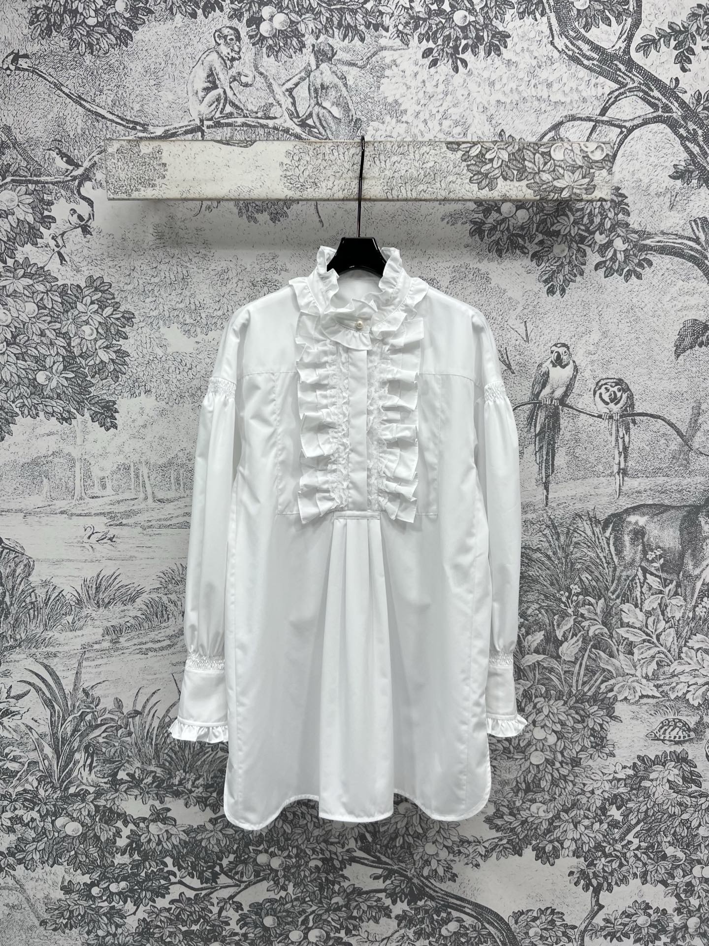 NO:323789,New early spring style, palace style lace collar long-sleeved shirt, pure and beautiful girl, jacket inner wear artifact, customized pearl buckle decoration, age-reducing fungus pleated ruffled collar design, classic H-style versatile and not picky, fashionable and versatile items, excellent details, three-code one color, SML, Jackets & coats,alexander wang19860909早春新款 宫廷风花边领长袖衬衣 纯欲乖乖女 外套内搭神器 定制珍珠扣饰装饰 减龄的木耳褶荷叶边领设计 经典H版型百搭不挑人 时髦百搭单品 细节满分绝绝子 一色三码 SML,,jackets & coats,alexander wang,Women's clothing