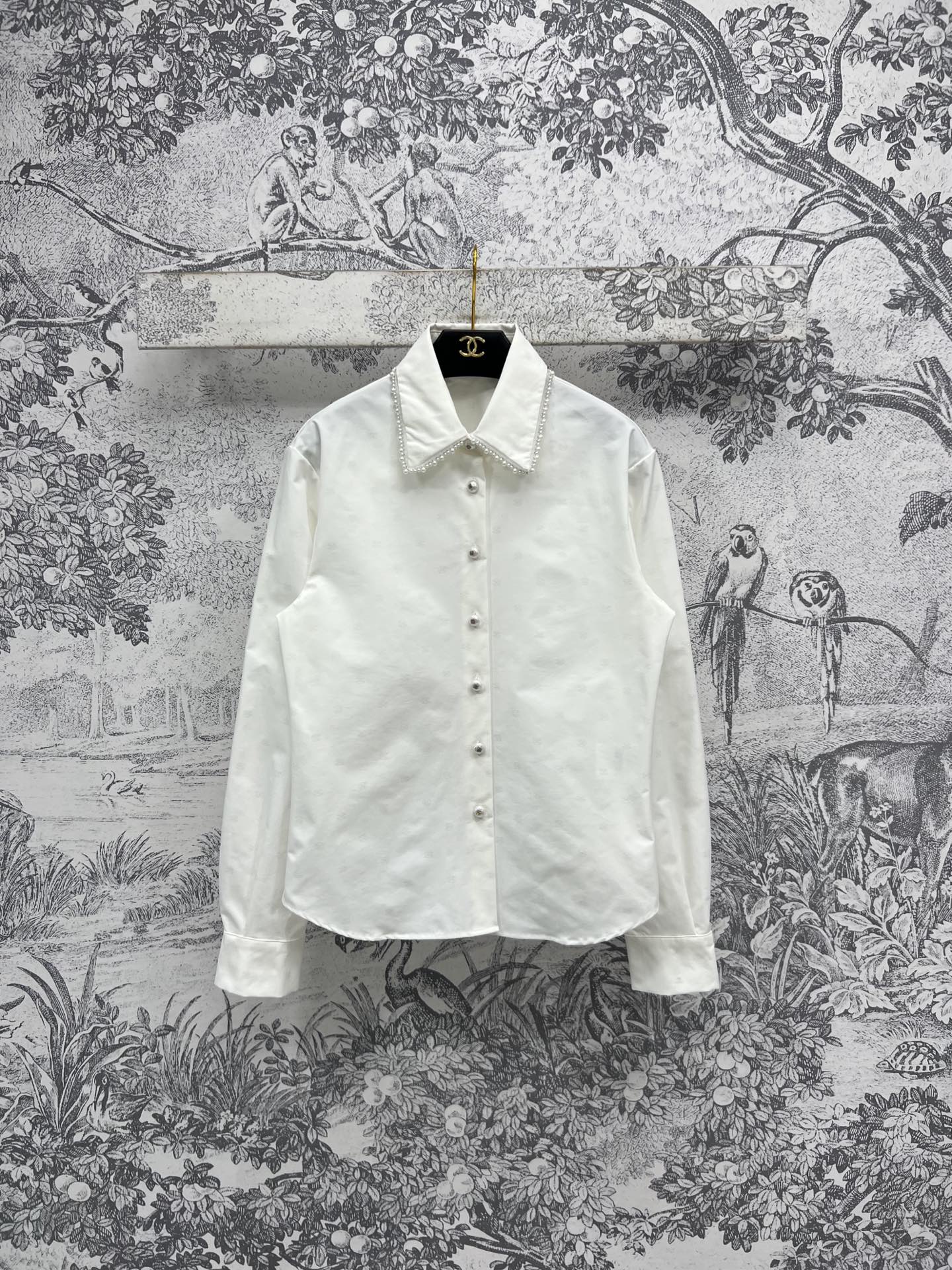 NO:323795,Xiaoxiang style 25 early spring new style, full-print logo jacquard slim shirt, recommended seasonal shirt for early spring, super high matching, temperament pearl embellished lapel slim fit, upper body makes it look slim and age-reducing girl Customized double C jacquard fabric with a gloss draping feeling, it is not too formal, and can commute every day, one color three codes SML,,shirts,alexander wang19860909小香风 25早春新款 满印logo提花修身衬衣 早春推荐的开季衬衫 搭配度超高 气质珍珠点缀翻领修身版型 上身显瘦又减龄少女 定制双C提花面料 自带光泽度的垂坠感 既不会过于正式 又能通勤日常 一色三码 SML,,shirts,alexander wang,Women's clothing