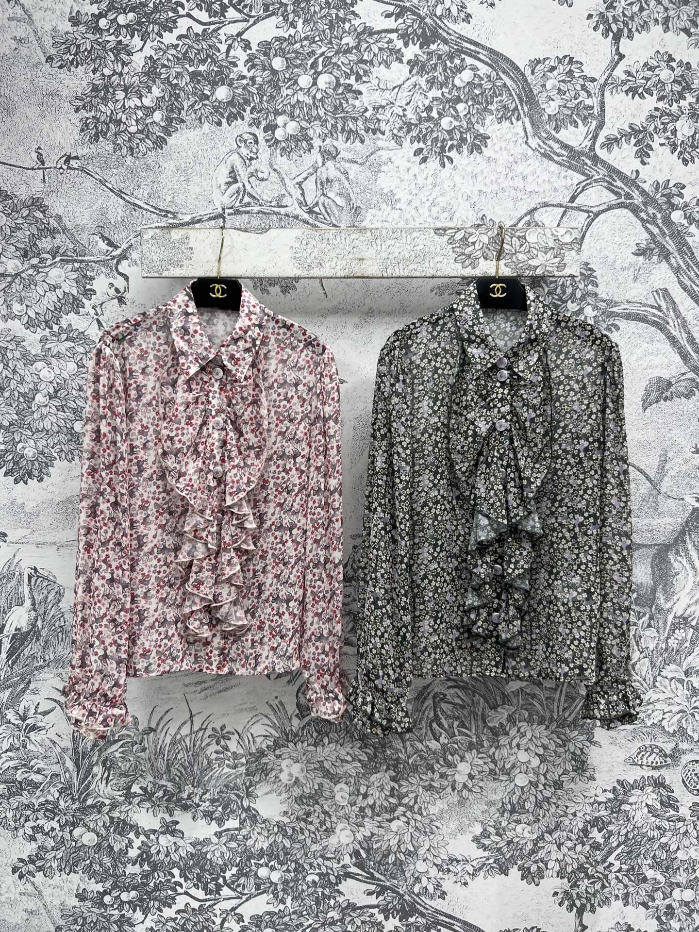 NO:323801,Small fragrance style 25 early spring new style small floral lapel ruffle decorative long-sleeved shirt Lapel ruffle lace design with gentle and intellectual temperament Customized small fragrance logo buckle embellishment Overall gentle feeling up Long sleeves small loose fit just to modify the figure Small floral pattern is fresh and elegant Can be matched with a skirt A gentle and casual temperament easy to grasp Two colors and three codes SML, skirts, shirts, alexander wang19860909小香风 25早春新款 小碎花翻领荷叶边装饰长袖衬衫 翻领荷叶花边门襟设计自带温柔知性气质 定制小香风logo扣饰点缀 整体温柔感up 长袖小宽松的版型恰到好处修饰身材 小碎花图案清新又优雅 可搭配半裙一套 温柔随性的气质轻松拿捏 两色三码 SML,,skirts,shirts,alexander wang,Women's clothing