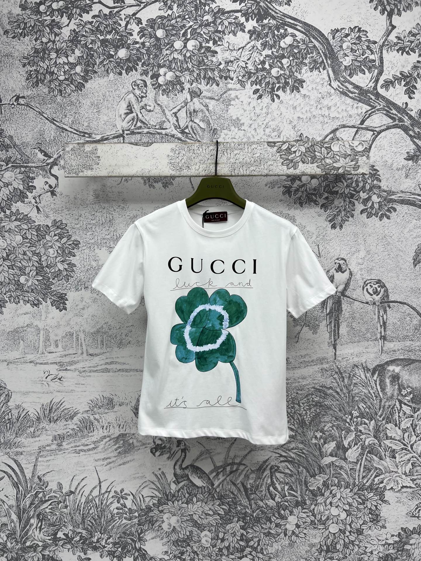 NO:323807,G Home 25 Spring and Summer New Style Three-Leaf Crocodile Printed Logo Short-Sleeve T-Shirt The Collision between Sports and Fashion Casual Three-Leaf Crocodile Letter Printed Pure Cotton T-Shirt Contrast Color Design High-end and Fashionable Original Three-dimensional Reactive Printing Logo Imported Pure Cotton Fabric One Color Three Codes SML,,gucci,T-shirt,tees,t-shirt,alexander wang19860909G家 25春夏新款 三叶草印花logo短袖T恤 运动与时尚的碰撞 休闲三叶草字母印花纯棉T恤 撞色设计高级又时髦 自带休闲运动感原版立体活性印刷logo 进口纯棉面料 一色三码 SML,,gucci,T-shirt,tees，t-shirt,alexander wang,Women's clothing