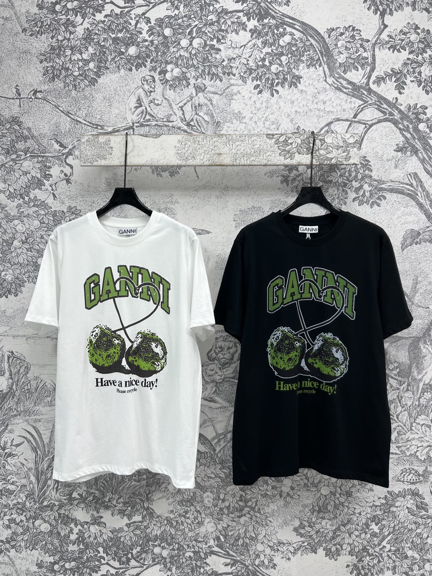 NO:323813,New spring and summer style, green cherry logo printed loose short-sleeved T-shirt, daily wear items, classic loose short-sleeved style, versatile upper body, not picky, green cherry logo pattern printed on chest, simple design and classic, two colors and three codes, SML, T-shirt,tees, t-shirt,alexander wang19860909春夏新款 绿樱桃logo印花宽松短袖T恤 日常穿搭小单品 经典宽松短袖版型 上身百搭不挑人 胸前绿樱桃logo图案印花 简约设计又经典 两色三码 SML,,T-shirt,tees，t-shirt,alexander wang,Women's clothing