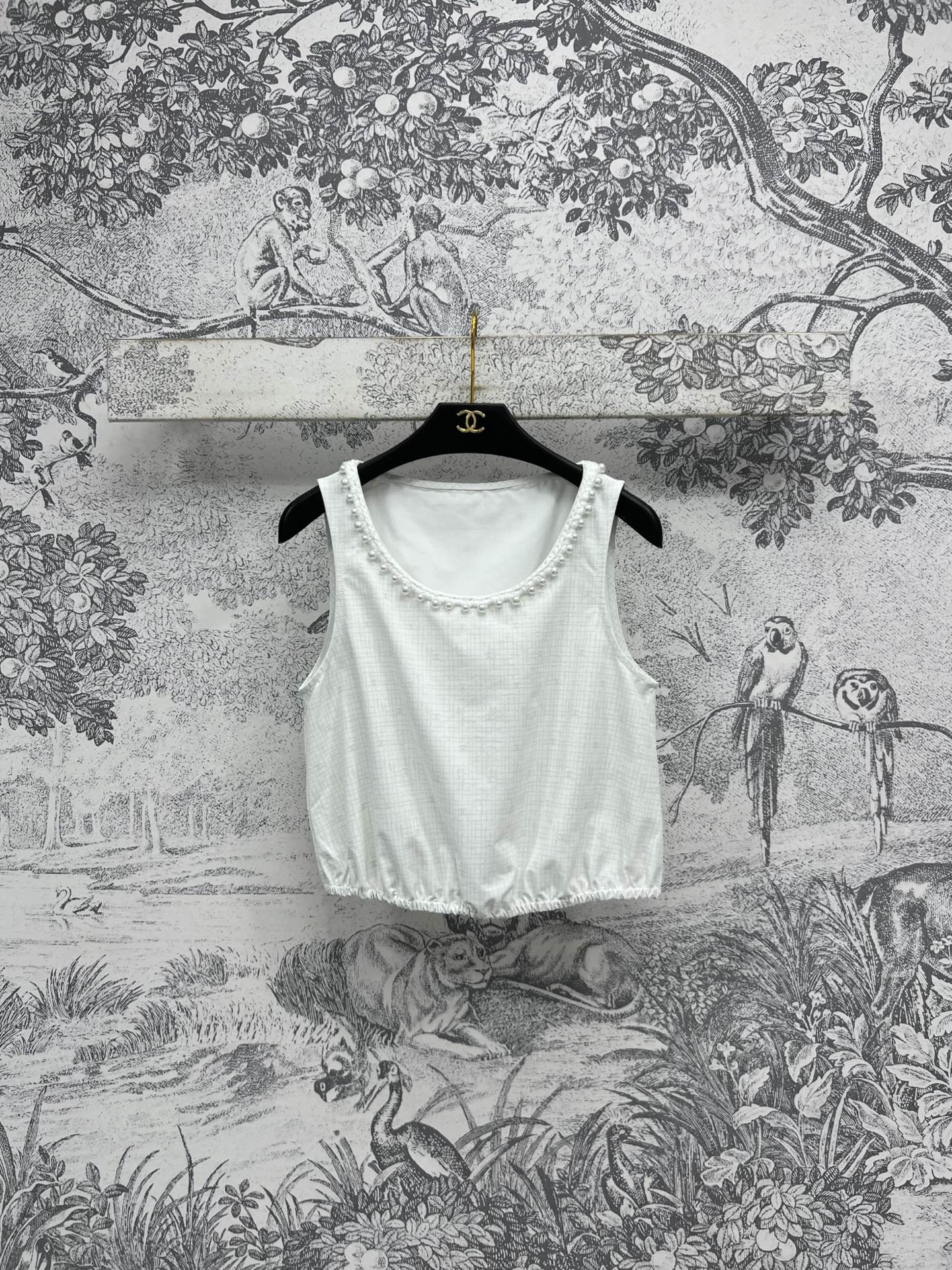 NO:323816,Small fragrance style 25 spring and summer new logo plaid sleeveless top, large U-neck pearl inlaid decorative sleeveless top, paired with the same series of shorts, gentle and temperament, customized double C plaid printed fabric, low-key and fashionable, cool and comfortable in summer, three-code one color SML, shorts, alexander wang19860909小香风 25春夏新款 logo格子无袖上衣 大U领珍珠镶嵌装饰无袖上衣 搭配同系列短裤温柔气质十足 定制双C格纹印花面料 低调又时髦 夏季清凉又舒适 一色三码 SML,,shorts,alexander wang,Women's clothing