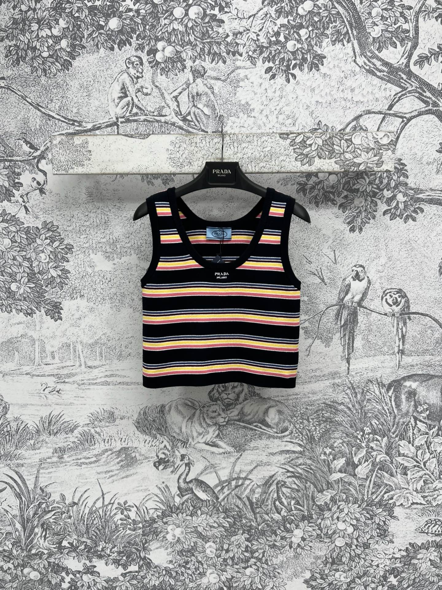 NO:323793,PD Home 25 Early Spring New Rainbow Stripe Knitted Series Short Vest   Round Neck Short Sleeve T-shirt Thin Breathable and Pressure-free Close-fitting Comfortable and Breathable Fabric Invincible Soft Wool Yarn Material Texture Workmanship is absolutely amazing The elastic rainbow contrasting stripes can be felt through the screen Super age-reducing The chest logo embellishes the brand fashion, the interior and exterior look good, cool and comfortable, not picky for people, one color and three codes SML,,dior,T-shirt,tees,t-shirt,alexander wang19860909PD家 25早春新款 彩虹条纹针织系列 短款背心 圆领短袖T恤 薄款透气无压力 贴身舒适透气 面料无敌柔软 羊毛纱线材质质感做工简直绝了 隔着屏幕都感觉的到弹力彩虹撞色条纹超减龄哦 胸口logo点缀品牌时尚 内搭外穿都好看 清凉舒适不挑人一色三码 SML,,dior,T-shirt,tees，t-shirt,alexander wang,Women's clothing