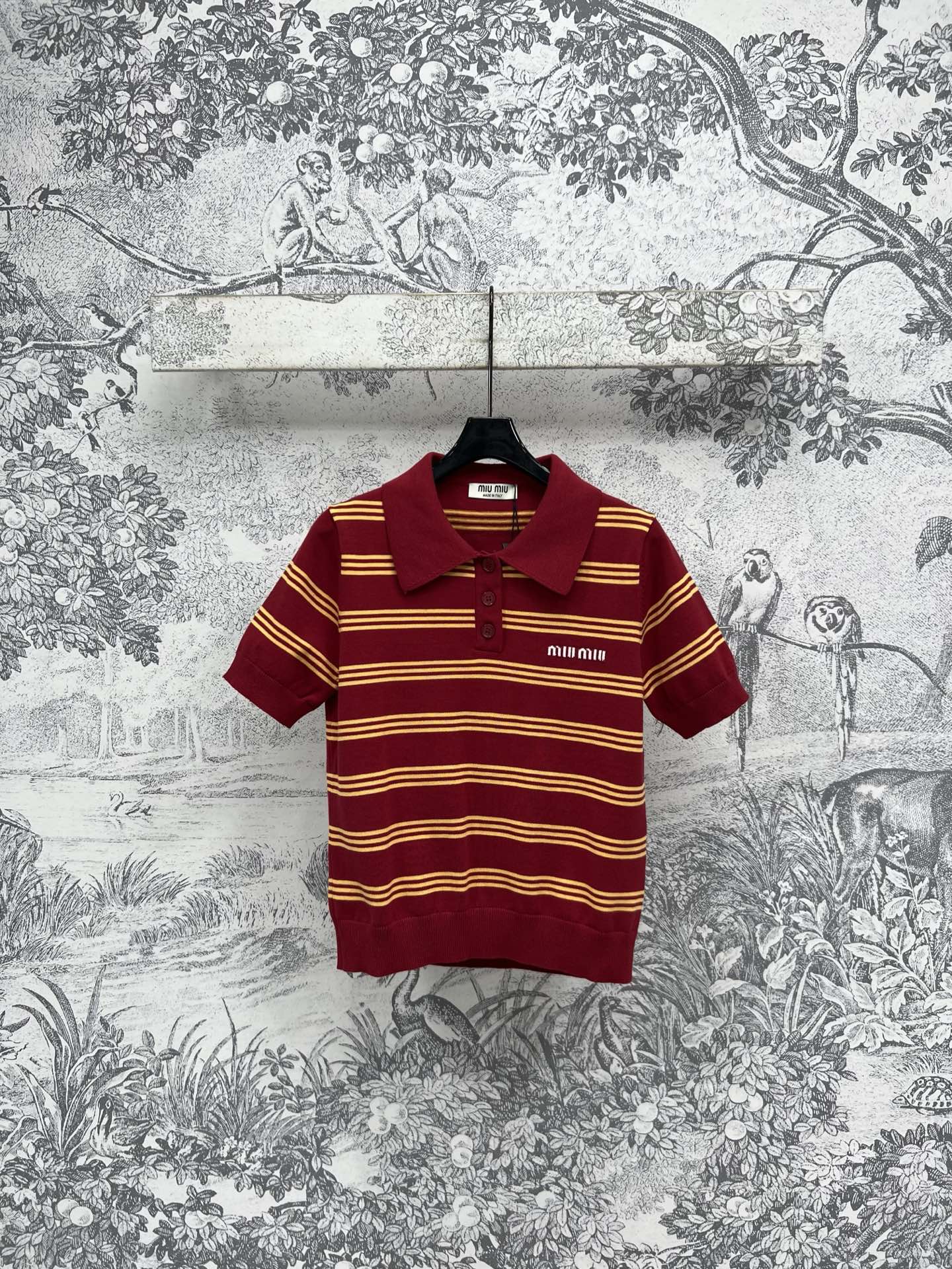 NO:323805,Miu 25 early spring new style Polo collar striped knitted short-sleeved top Classic color-blocked striped embroidered logo design Big upper body showing temperament Slightly loose tailoring design Any figure can be controlled Hem cuffs bend and rippled craftsmanship White and festive Color Slim and versatile Upper body is full of girlish wool blend fabric Excellent texture One color three codes SML,,miumiu,T-shirt,alexander wang19860909Miu 25早春新款 Polo领条纹针织短袖上衣 经典拼色条纹刺绣logo设计 上身巨显气质 略宽松的剪裁设计 任何身材都可驾驭 下摆袖口曲折波纹工艺 颜色显白喜庆 上身显瘦百搭 少女感拉满 羊毛混纺面料 质感超赞 一色三码 SML,,miumiu,T-shirt,alexander wang,Women's clothing