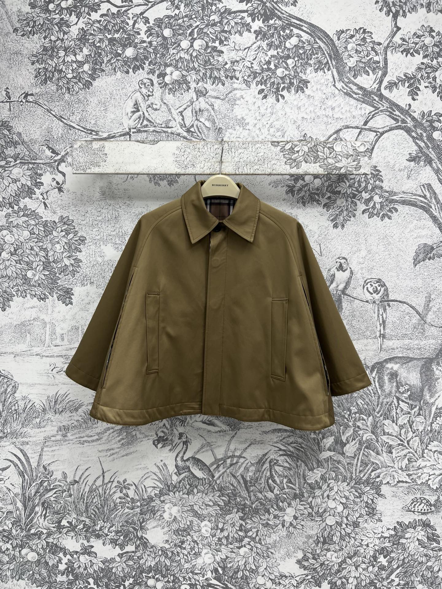 NO:323794,B home 25 early spring new model lapel khaki-breasted cloak trench coat fashionable and graceful lapel short coat has a great silhouette for unlimited figure. The upper body lengthens the body proportions, makes it taller. The shoulders are neat and capable of tailoring. Very inclusive. Classic and atmospheric. Three-dimensional and stylish. Low-key and luxurious texture. Check lining. One color and three-code SML,, jackets & coats,alexander wang.19860909B家 25早春新款 翻领卡其色排扣斗篷风衣 时髦又有风度 翻领短款外套 廓形感很赞 对于身材无限制 上身拉长身材比例 更显高挑 落肩利落干练剪裁廓形感 很有包容性 经典大气 立体有型 低调奢华质感 格纹内衬 一色三码 SML,,jackets & coats,alexander wang,Women's clothing