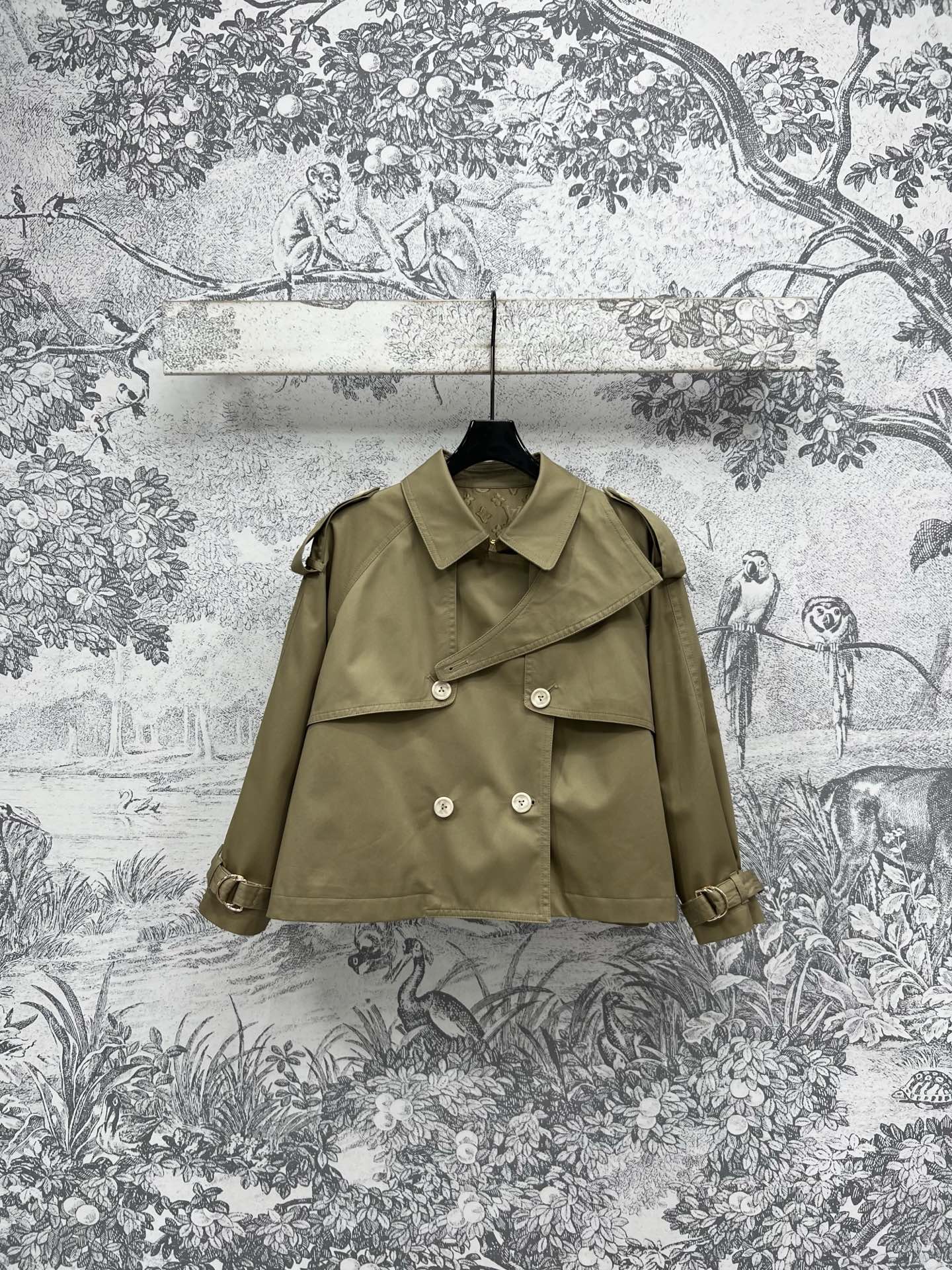 NO:323806,320L Home 25 Early Spring New Style Lapel Short Trench Coat Jacket Classic Design Very Atmospheric Double Breast Lapel Short Trench Coat Style Customized Classic Presbyterian Jacquard Fabric with Inner Lapels Handsome and Fashionable Together Three SML,,louis vuitton,jackets & coats,alexander wang19860909320L家 25早春新款 翻领短款风衣外套 经典设计很大气 双排扣小翻领 风衣短款的版型 里面衣襟定制的经典老花提花面料 搭配起来帅气又时髦感 一色三码 SML,,louis vuitton,jackets & coats,alexander wang,Women's clothing