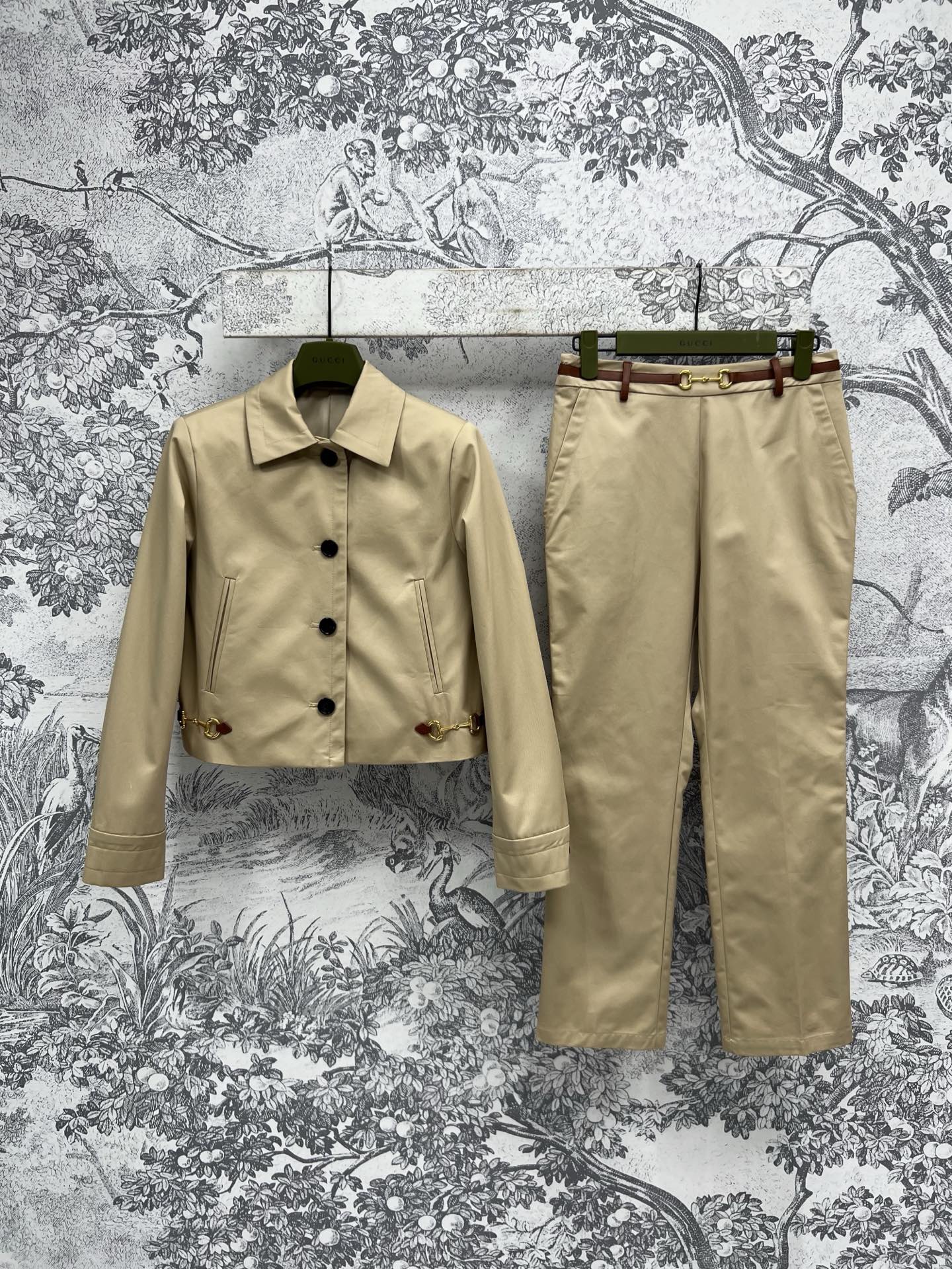 NO:324344,Tops, Pants G Home 25 Early Spring New Lapel Jacket Top   High Waist Straight Pants Khaki Casual Sports Set Temperament Lapels Leather Horse Bit Hardware Embellishment Demonstrating handsome fashion items A series The upper body reduces age and is casual and comfortable. It is good for daily leisure and exercise. One color and three codes SML, gucci, jackets & coats, alexander wang19860909上衣 裤子G家 25早春新款 翻领夹克上衣 高腰直筒裤 卡其色休闲运动套装 气质翻领 皮牌马衔扣五金点缀 演绎帅气时尚单品 一系列 上身减龄随性又舒适 无论是日常休闲还是运动都很不错 一色三码 SML,,gucci,jackets & coats,alexander wang,Women's clothing