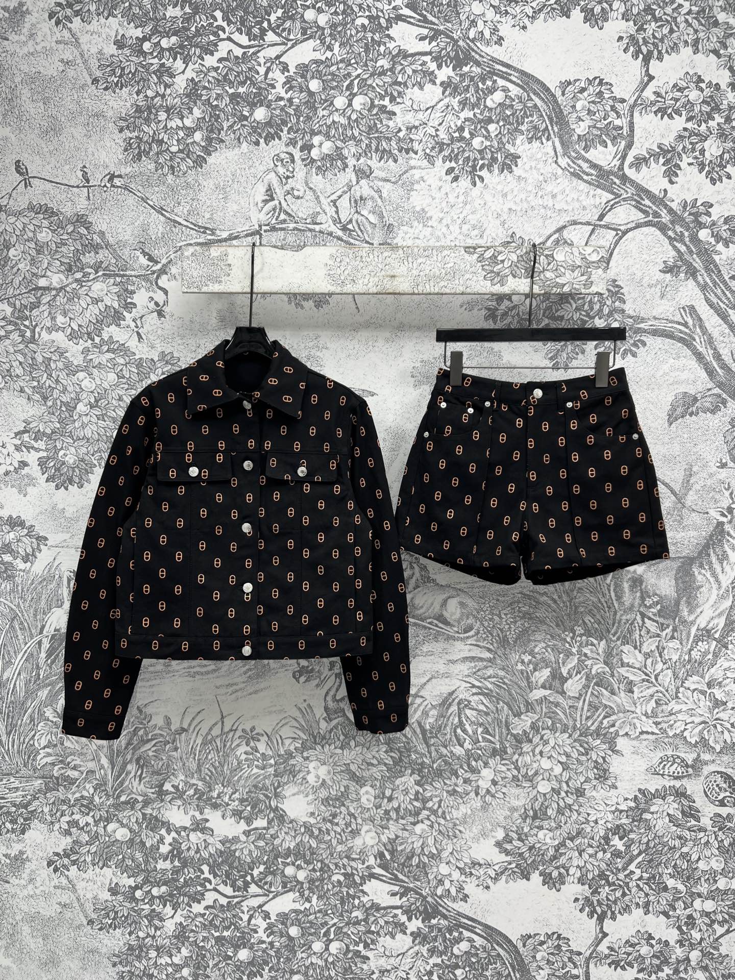 NO:324353,Top shorts H home 25 early spring new style pig nose printed logo denim jacket   high waist shorts Super classic series style handsome lapel jacket with high waist shorts A set of fashionable and age-reducing girls with a logo pig nose logo pattern simple and atmospheric black washing cowboy with a fashionable and high-end feeling Double pocket H-style jacket with high waist A-line skirt just right slim fit and slim upper body immediately get sweet and cool temperament girly one color three size SML, skirts, shorts, jackets & coats, jackets & coats, alexander wang19860909上衣短裤H家 25早春新款 猪鼻子印花logo牛仔夹克 高腰短裤 超级经典的系列款 帅气的翻领夹克搭配高腰短裤 一套上身时髦又减龄少女 标识的猪鼻子logo图案简单大气 黑色洗水牛仔 自带时髦高级感 双口袋H版型外套搭配高腰a字裙摆 恰到好处修身显瘦 上身立马get可甜可酷气质少女感 一色三码 SML,,skirts,shorts,jackets & coats,jackets & coats,alexander wang,Women's clothing