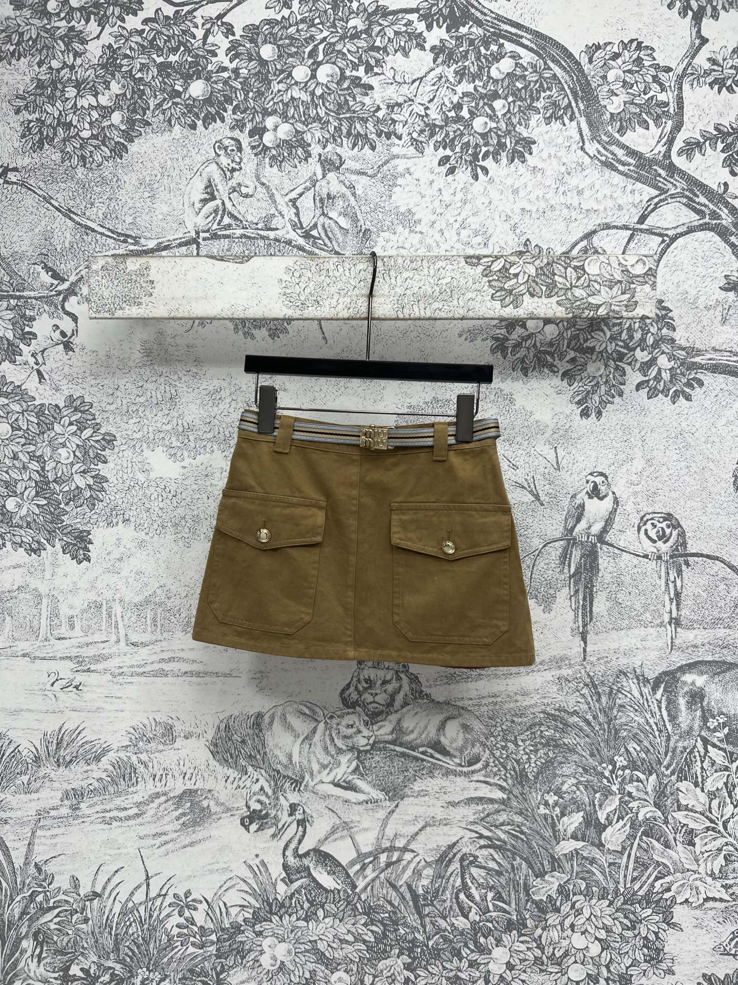 NO:324359,Miu 25 early spring new style, lapel sleeveless dress   webbing belt short skirt, work pocket embellished with webbing logo hardware belt waist, full of details, high-end texture, slim and fashionable upper body, not inferior in important occasions, daily commuting recommendations, one color three codes SML,,miumiu, skirts, alexander wang19860909Miu 25早春新款 翻领无袖连衣裙  织带腰带短裙 工装口袋点缀配有织带logo五金腰带收腰 细节满满的高级质感 上身显瘦又时髦 重要场合也毫不逊色 日常出街通勤推荐 一色三码 SML,,miumiu,skirts,alexander wang,Women's clothing