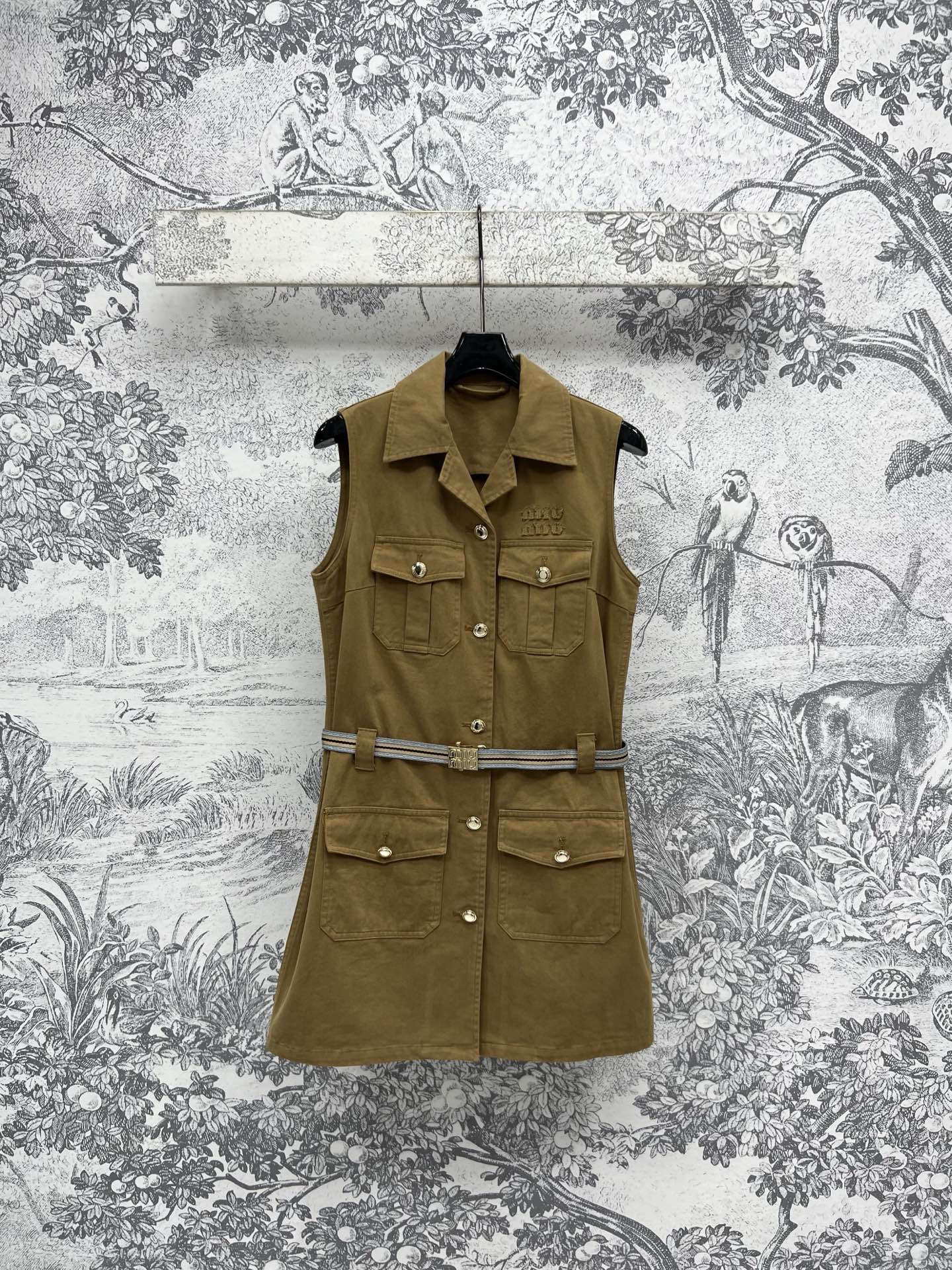 NO:324361,Miu 25 early spring new style, lapel sleeveless dress   webbing belt short skirt, work pocket embellished with webbing logo hardware belt waist, full of details, high-end texture, slim and fashionable upper body, not inferior in important occasions, daily commuting recommendations, one color three codes SML,,miumiu, skirts, alexander wang19860909Miu 25早春新款 翻领无袖连衣裙  织带腰带短裙 工装口袋点缀配有织带logo五金腰带收腰 细节满满的高级质感 上身显瘦又时髦 重要场合也毫不逊色 日常出街通勤推荐 一色三码 SML,,miumiu,skirts,alexander wang,Women's clothing