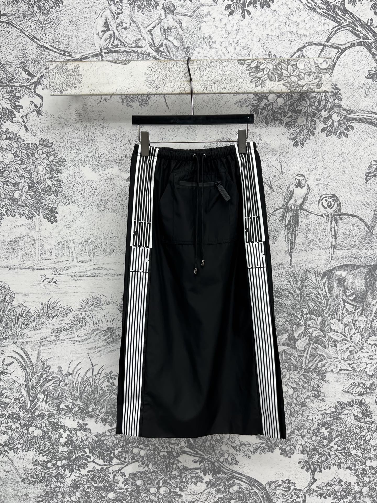 NO:324345,D Home 25 early spring new style contrast letter logo casual series puff sleeve jacket   puff skirt   five-point pants   skirt   wide-leg pants Daily versatile items Customized hardware logo decoration Casual loose fit Sleeve puff sleeve design Cool and fashionable upper body A set of sports and casual upper body Full of age-reducing girlish sense Daily sports or lazy outfits One color three code SML,,dior, skirts, jackets & coats,alexander wang19860909D家 25早春新款 撞色字母logo休闲系列 泡泡袖外套 搭片裤裙 五分裤 半身裙 阔腿裤 日常百搭单品 定制的五金logo装饰 休闲宽松版型 袖子泡泡袖设计 上身酷帅时髦 一套上身运动休闲 满满的减龄少女感 日常运动或者是出街懒人穿搭 一色三码 SML,,dior,skirts,jackets & coats,alexander wang,Women's clothing