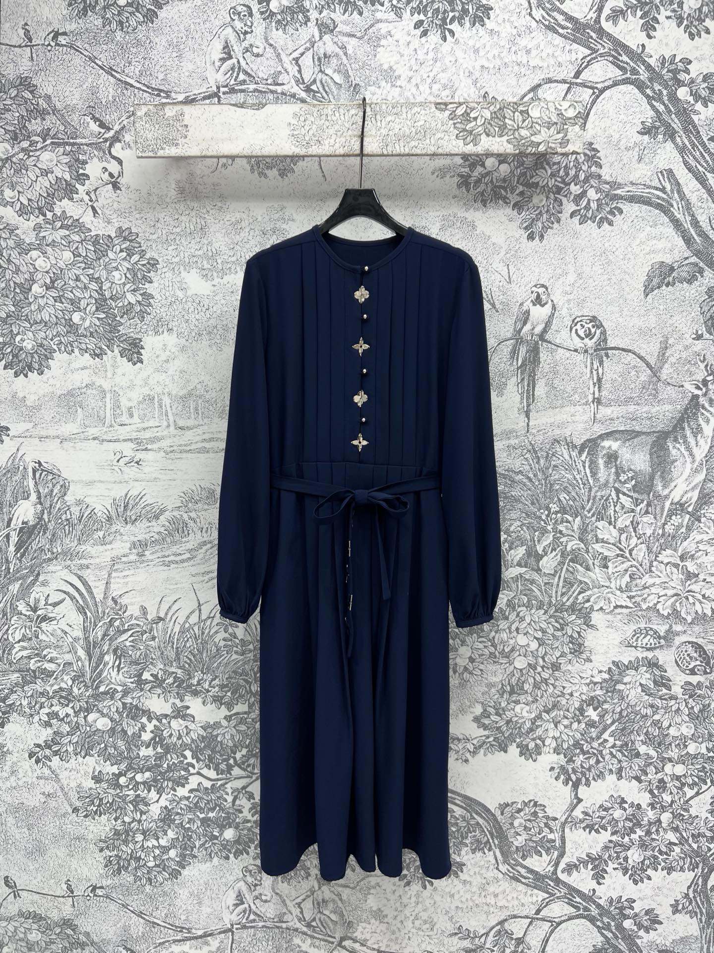 NO:324343,L Home 25 Early Spring New Model Hardware and Triple Crock Decorated Pleated Long Sleeve Dress Dark Blue Temperature Model Heavy Industry Pleated Design Front and Back of Skirts Matched with Metal Metal Decoration Round Neck Waist Hem Design The upper body is elegant and fashionable The cuffs are elastic and elastic to meet various body needs A very recommended skirt that is not picky at all. Three-code SML,,louis vuitton, skirts,alexander wang19860909L家 25早春新款 五金三叶草装饰褶裥长袖连衣裙 深蓝色气质款 裙身前后重工压褶设计 搭配五金logo金属装饰 圆领收腰裙摆设计 上身优雅又时尚 袖口做了松紧弹力 满足各种身材需求 十分推荐的一款裙子 完全不挑人 一色三码 SML,,louis vuitton,skirts,alexander wang,Women's clothing