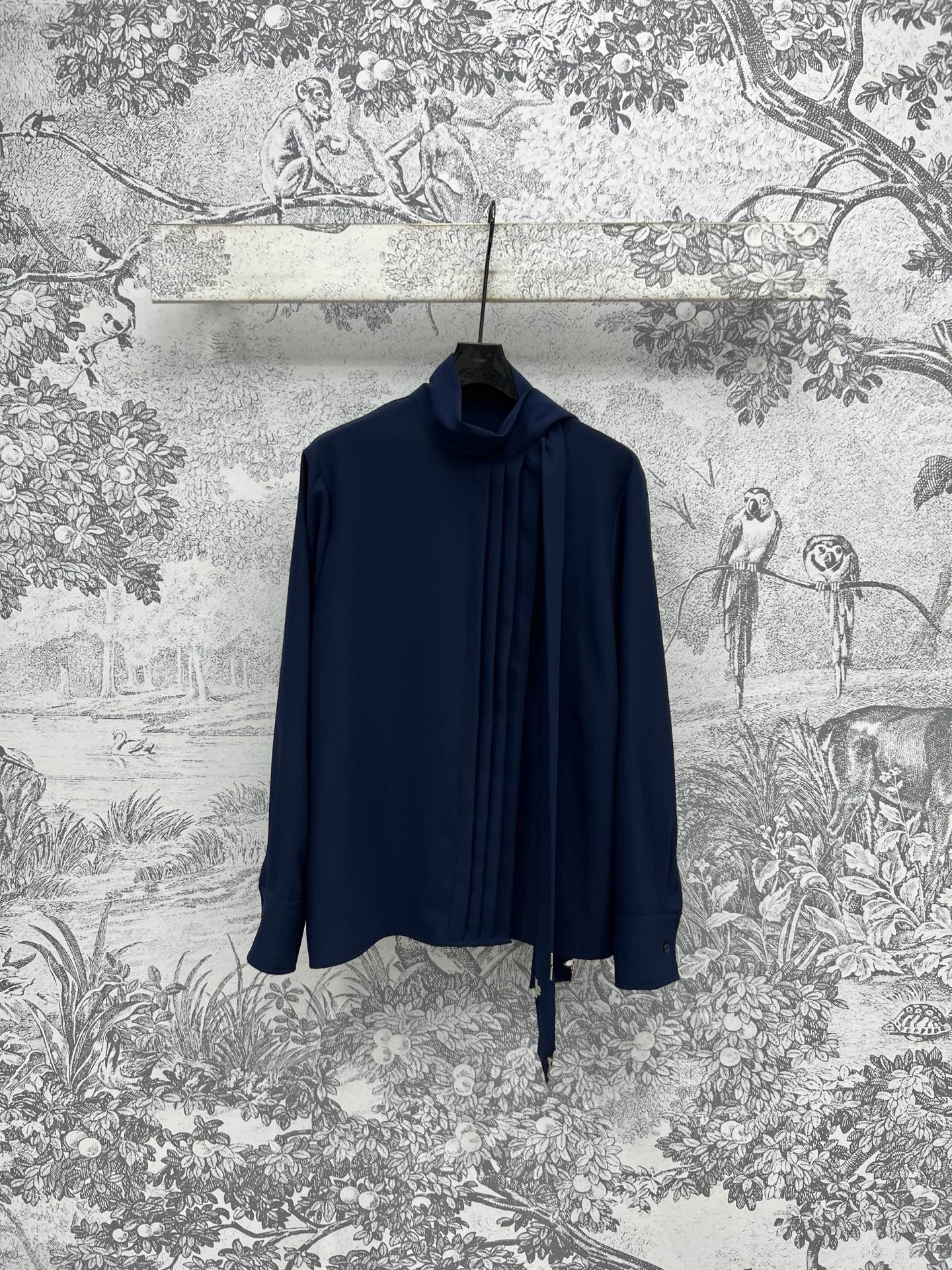 NO:324352,L Home 25 Early Spring New Style Stand Collar Ribbons and Pleated Shirts Side-Board Pleated Design Stand Collar Ribbons and Triple Leaf Crock Laces Light Up The Accordion Pleated Demonstration of Women's Tenderness and Intellectual Charm, The Fluid and Comfortable Fabrics Extra Highlights Super Gentle Temperament Commuter Workplace Versatile Artifact One Color Three Codes SML,,louis vuitton,shirts,alexander Wang19860909L家 25早春新款 立领飘带压褶衬衫 侧门襟压褶设计立领飘带五金三叶草系带点亮造型 风琴褶演绎女性温柔知性魅力 垂顺舒适的面料很加分 超级温柔显气质 通勤职场百搭神器 一色三码 SML,,louis vuitton,shirts,alexander wang,Women's clothing