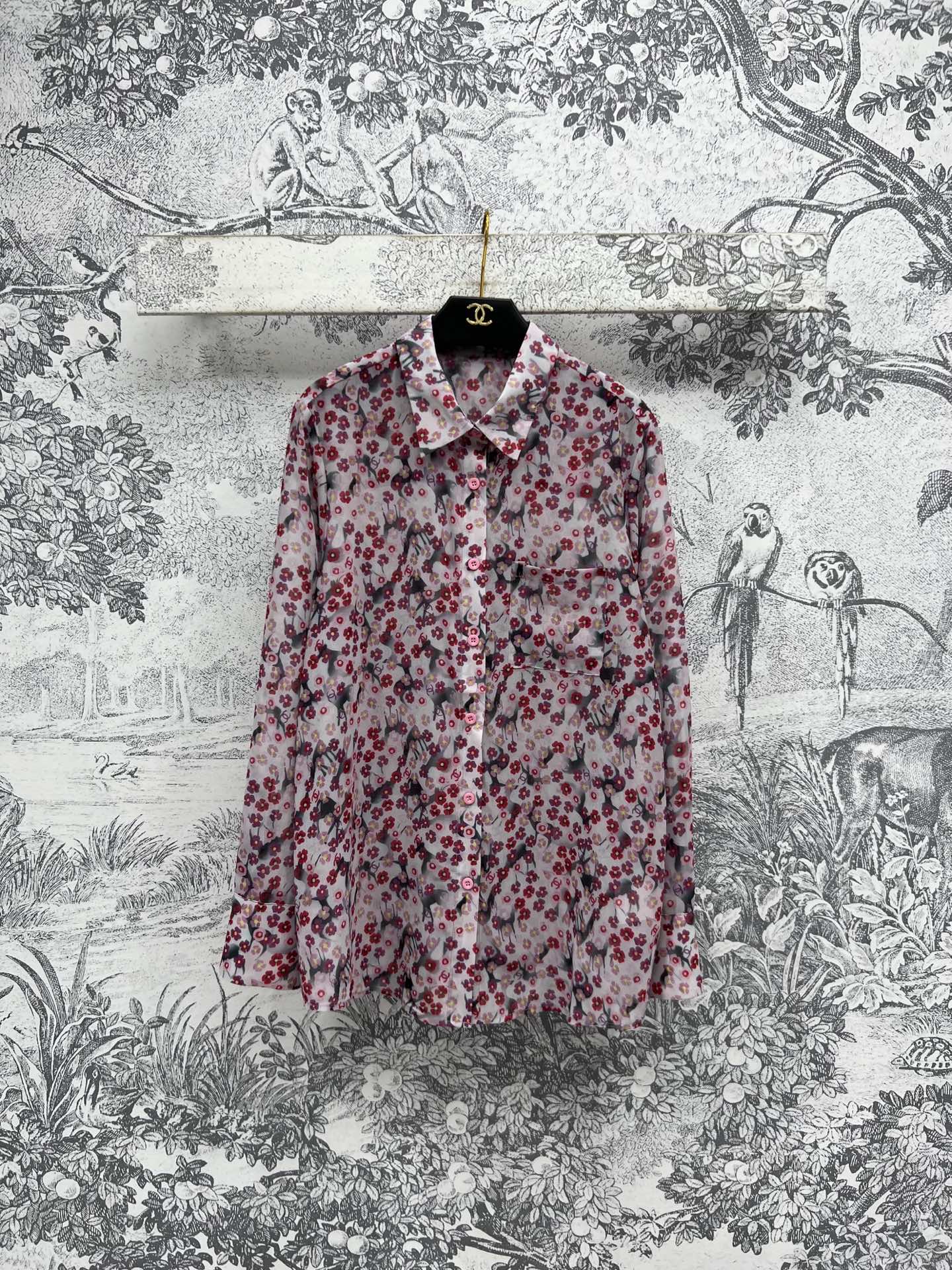 NO:324362,Xiaoxiangfeng 25 early spring new style small floral lapel shirt small floral logo print eye-catching atmospheric and easy to grasp fashionable woman charm Paired with jeans Skirt full of aura Intellectual elegance Excellent choice for vacation dates Three sizes SML, skirts, jeans,shirts,alexander wang19860909小香风 25早春新款 小碎花翻领衬衫 小碎花logo 印花吸睛大气轻松拿捏时髦女人魅力 搭配牛仔裤 半身裙气场全开 知性优雅 度假约会绝佳选择 一色三码 SML,,skirts,jeans,shirts,alexander wang,Women's clothing