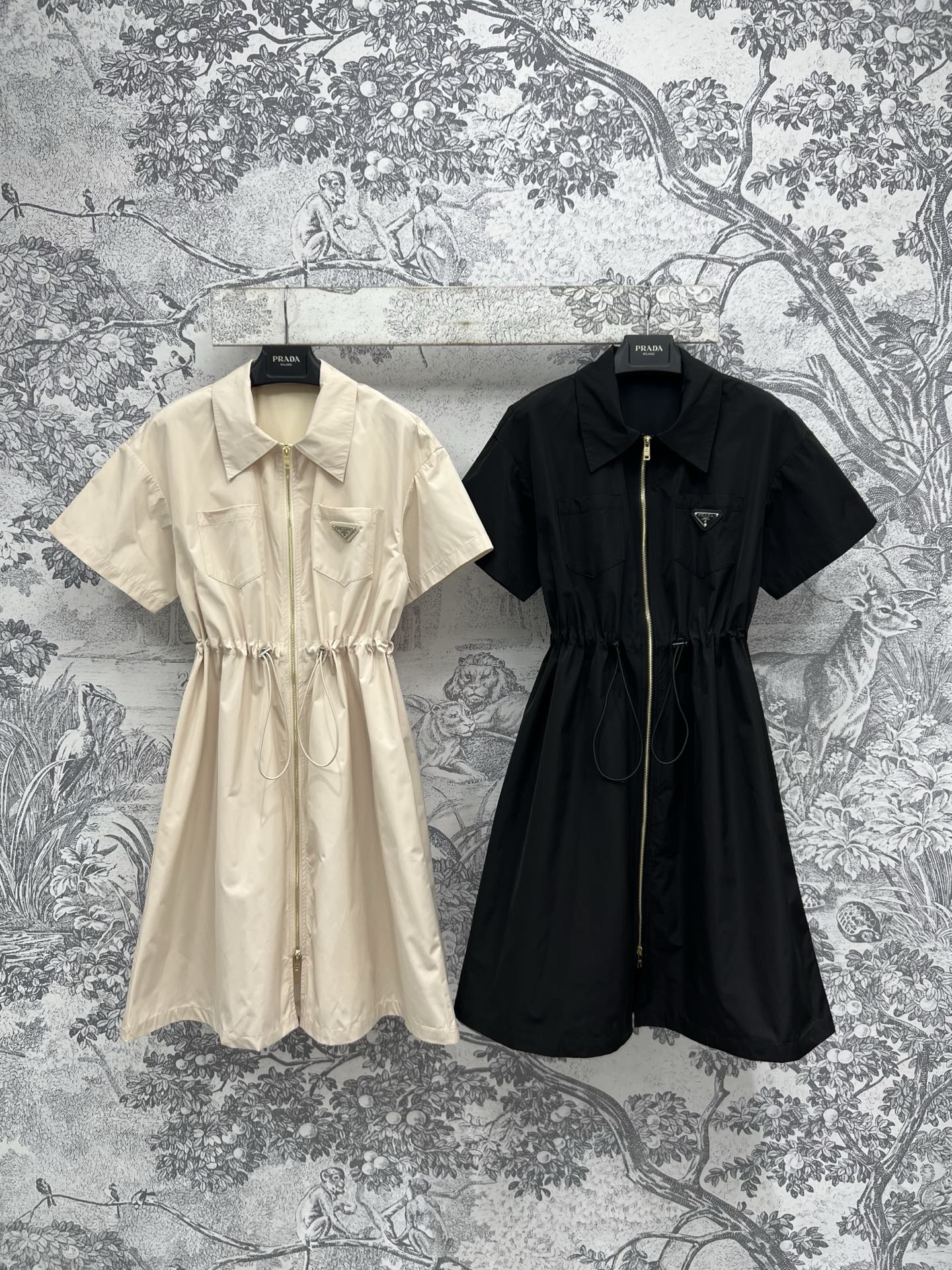 NO:324358,PD Home 25 Early Spring New Lapel Drawstring Waist-Close Nylon Dress Can Be Sweet and Cool The upper body is super stylish The kind that instantly enhances the aura. It uses environmentally friendly nylon fabric. Classic triangle decoration. The waist drawstring waist perfectly lengthens the leg proportion. The upper body looks big and long legs, age-reducing and cool. The casual and loose style is comfortable and fashionable. The upper body is decorated with small zippers on both sides. The upper body can be salty and sweet. It is OK for dates and trips. SML, dior, skirts, alexander wang19860909PD家 25早春新款 翻领抽绳收腰尼龙连衣裙 可甜可酷 上身超有范 秒提气场的那种 采用环保尼龙面料 经典三角标装饰 腰间抽绳收腰完美拉长腿部比例 上身超显大长腿 减龄又酷帅 休闲宽松的版型上身舒适又时髦 双侧小拉链点缀修饰 上身可盐可甜 约会出街都很OK两色三码 SML,,dior,skirts,alexander wang,Women's clothing