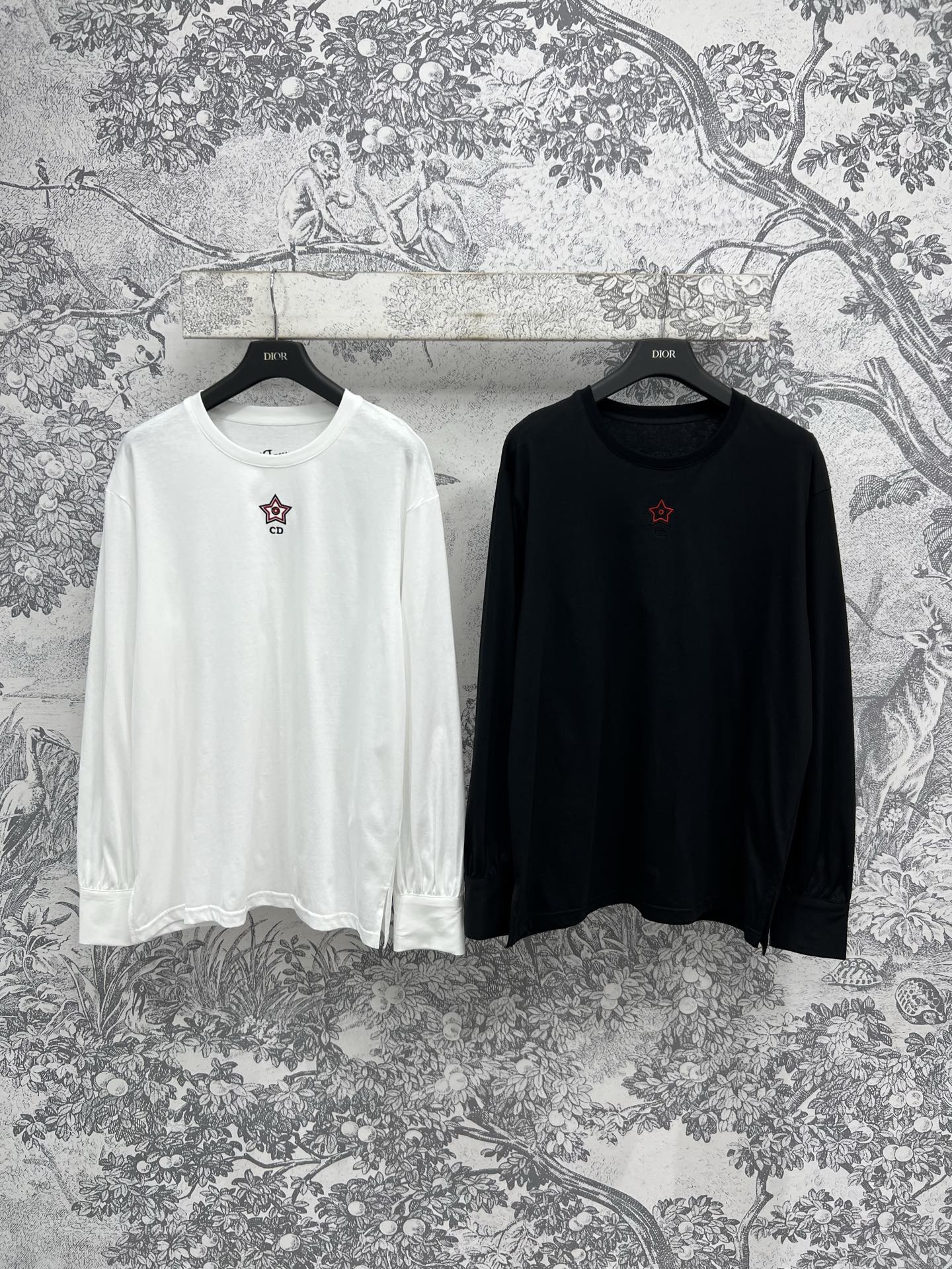 NO:324369,D Home 25 Early Spring New Star Embroidery Long Sleeve T-shirt Loose style Desirable and not easy to deform. The upper body is super elegant and versatile. Simple and elegant without picky people. Embroidered with star patterns on the chest. Back logo embroidery highlights the brand charm. Low-key and fashionable. It looks good when pairing. Pure cotton fabric. Daily casual casual recommendations. Two colors and three codes. SML,,dior,tees, t-shirt,alexander wang.19860909D家 25早春新款 星星刺绣长袖T恤 宽松的版型 耐穿不易变形 上身超级显气质 百搭款 简约优雅不挑人 胸前刺绣星星图案点缀 后背logo刺绣 彰显品牌魅力 低调又时髦 随意搭配都是很好看哦 纯棉面料 日常休闲推荐 两色三码 SML,,dior,tees，t-shirt,alexander wang,Women's clothing