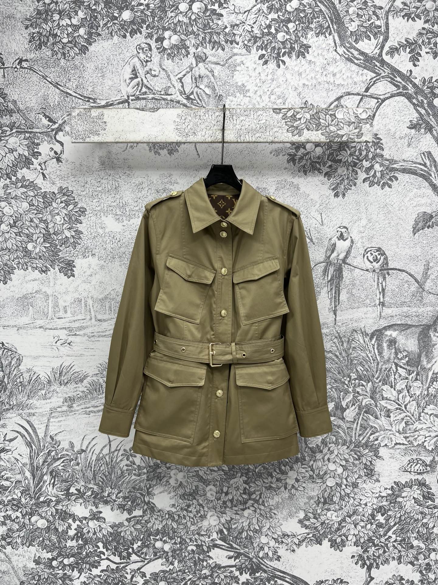 NO:324954,L Home 25 Early Spring New Style Wind Clothes Jackets Handsome Workwear Style Jacket Shoulder Clothes Embellished with Multiple Workwear Wind Pockets on the chest with fabric spliced ​​presbyterian leather belt waist to create a golden proportion figure. The upper body is aloof and cool. The style is loose and not picky. It looks slim. Temperament and age-reducing style. Classic presbyterian lining. The fabric and details are very online. Daily casual leisure recommendations. One color and three codes. SML,,louis vuitton, jackets & coats, jackets & coats, gold, alexander wang19860909L家 25早春新款 风衣夹克外套 帅气工装风外套肩扣点缀胸前多个工装风口袋设计配有本布拼接老花皮革腰带收腰打造黄金比例身材 上身又a又飒 版型宽松不挑人巨显瘦 气质减龄款 经典老花内衬 面料和细节都很在线 日常出街休闲推荐 一色三码 SML,,louis vuitton,jackets & coats,jackets & coats,gold,alexander wang,Women's clothing