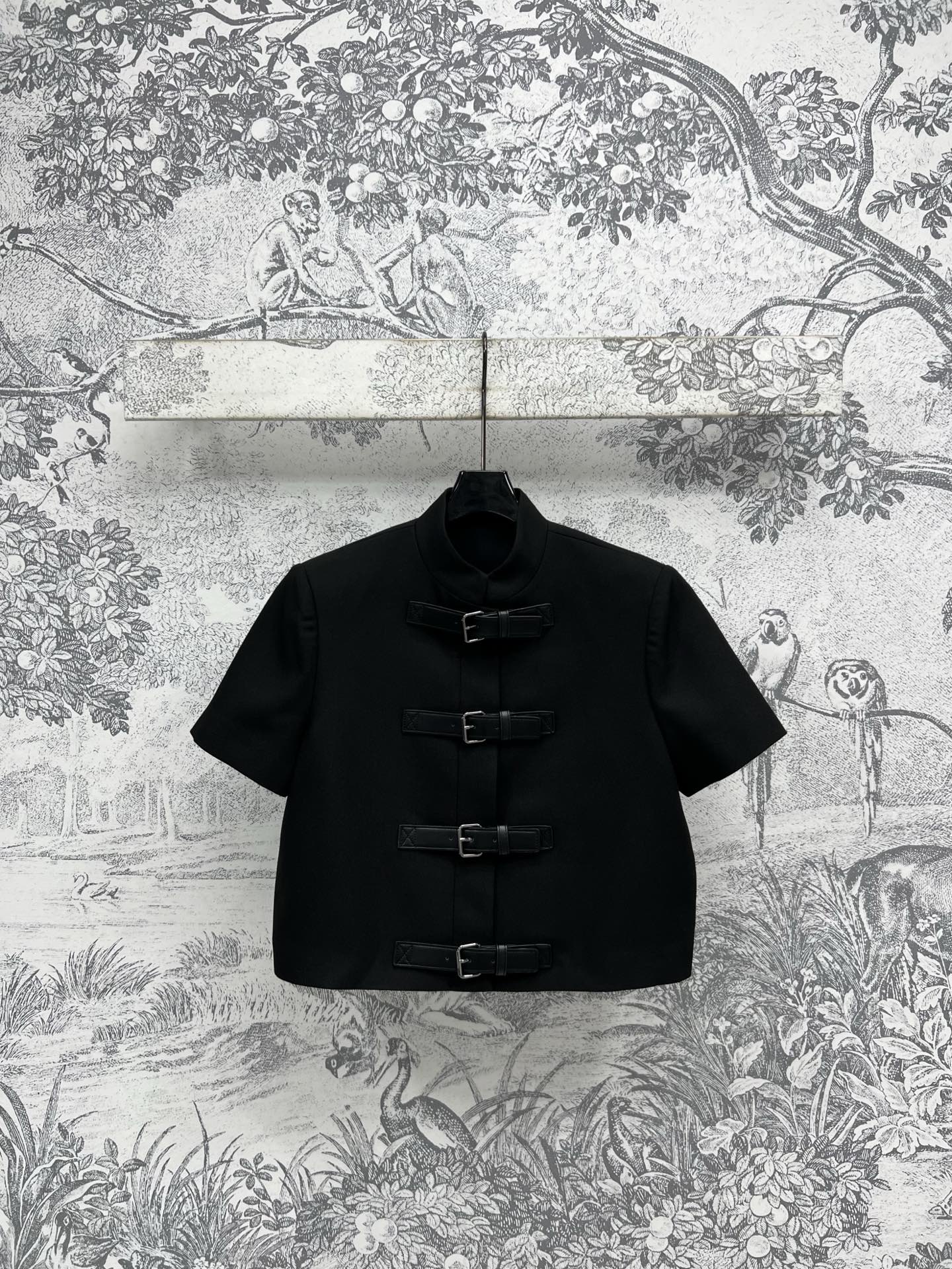 NO:324960,New early spring style belt buckle decoration stand collar short-sleeved jacket, both cool, handsome and commuting, temperament stand collar design, short loose fit, super cool fabric, wide and textured belt buckle decoration, salty upper body, sweet, age-reducing and fashionable fabric texture is excellent, one color and three codes SML,, jackets & coats, T-shirt, alexander wang19860909早春新款 皮带扣装饰立领短袖外套 又飒又帅气又通勤 气质立领设计 短款宽松版型超显酷 面料挺阔有质感 皮带扣装饰超酷飒 上身可盐可甜 减龄又时髦 面料质感超赞一色三码 SML,,jackets & coats,T-shirt,alexander wang,Women's clothing