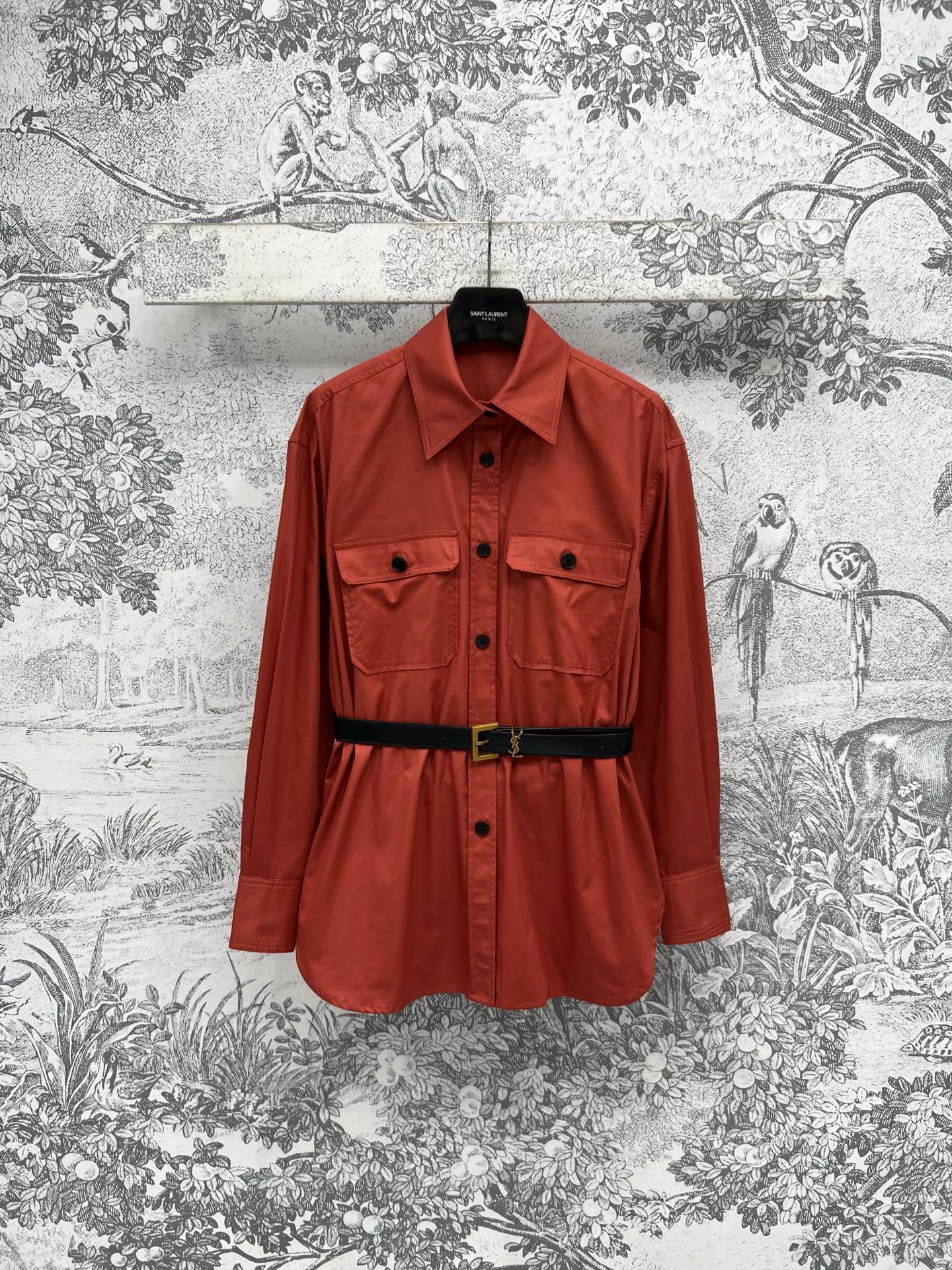 NO:324972,YSl 25 early spring new shirt control must be included. Old Qian style logo belt decorative shirt. Full of fashionable blogger style. Loose style. Small people can also control this length. The upper body makes the legs look long. It has a bit of work style. It is cool and fashionable. It can be used for daily commuting. It is matched with a customized Ysl leather belt to tighten the waist. The overall style is simple and atmospheric. Custom fabric is crisp. One color and three codes. SML, saint laurent,shirts,alexander wang.19860909YSl 25早春新款衬衫控必入 老钱风logo腰带装饰衬衫 满满的时髦博主范 宽松版型 小个子也能驾驭 这款长度上身特显腿长 有点工装风 酷帅时髦 在日常通勤都可以 搭配定制Ysl皮革腰带收腰 整体版型简约大气 定制面料挺括 一色三码 SML,,saint laurent,shirts,alexander wang,Women's clothing