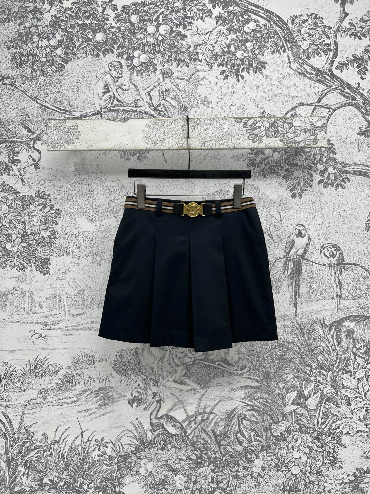 NO:325428,Miu 25 early spring new style stand-up collar jacket   webbing belt pleated skirt   webbing belt wide-leg pants. A style that can go out once you wear it. There is no need to worry about the combination. Temperamental workwear style is cool and stylish. Double pockets on the chest embroidered with embroidered patch logo. Full of high-end fashionable texture. Solid color is super durable. Pleated skirt   wide-leg pants. Hardware logo webbing belt decoration. Fashionable and big brand. A series of matching. It is convenient and cool. Easy and casual. Any figure is OK. One color and three codes. SML,,miumiu, skirts, jackets & coats, jackets & coats, alexander wang19860909Miu 25早春新款 立领夹克外套 织带腰带百褶短裙 织带腰带阔腿裤 一穿就能出门的款 完全不用费心费力搭配 气质工装风酷帅有型 胸前双口袋点缀 饰有刺绣贴布Logo 满满的高级时髦质感 纯色超级耐看 百褶短裙 阔腿裤 五金logo织带腰带装饰 时髦又大牌 一系列搭配 即方便又酷帅 随性休闲 任何身材都OK 一色三码 SML,,miumiu,skirts,jackets & coats,jackets & coats,alexander wang,Women's clothing