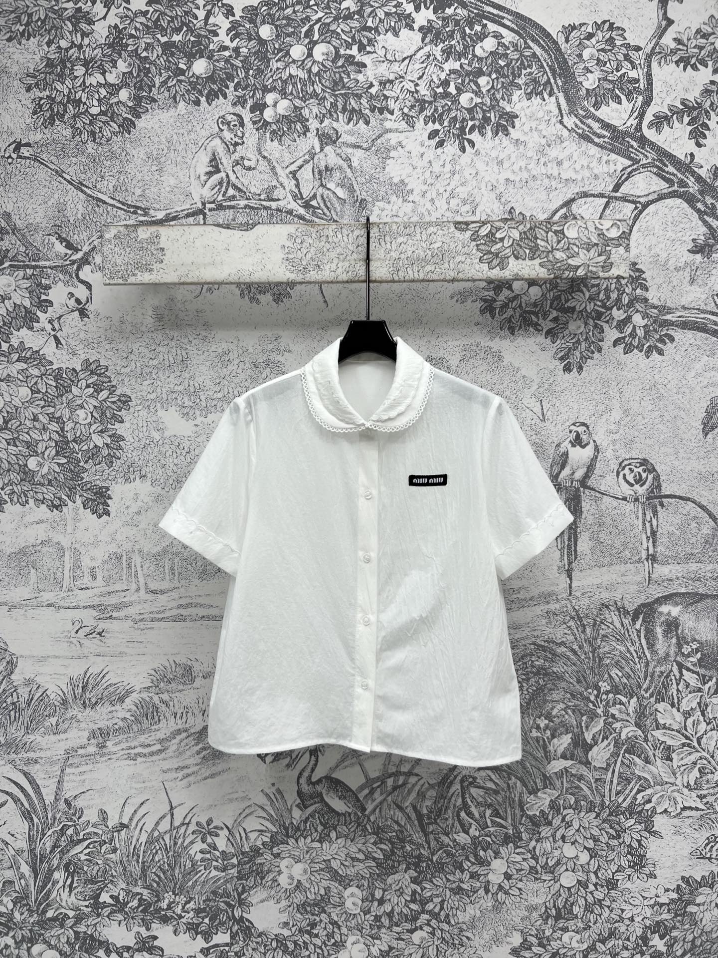 NO:325437,Miu 25 early spring new style, lace doll collar short-sleeved shirt, doll collar shirt is not only cute, but also perfectly matches various items. Whether it is casual jeans or feminine skirts, it can be easily controlled. It has the magic of age reduction. The upper body is cute and playful girlish temperament. The loose style is versatile and not picky. The single wear of spring and summer is very good. One color and three sizes SML,,miumiu, skirts, jeans,shirts, T-shirt, alexander wang19860909Miu 25早春新款 花边娃娃领短袖衬衫 娃娃领衬衫不止可爱 还能完美的搭配各种单品 不论是休闲的牛仔裤还是女人味十足的裙子 都能轻松驾驭 自带减龄魔力 上身就是可爱俏皮的少女气质 宽松版型百搭不挑人 春夏叠搭单穿都很不错 一色三码 SML,,miumiu,skirts,jeans,shirts,T-shirt,alexander wang,Women's clothing