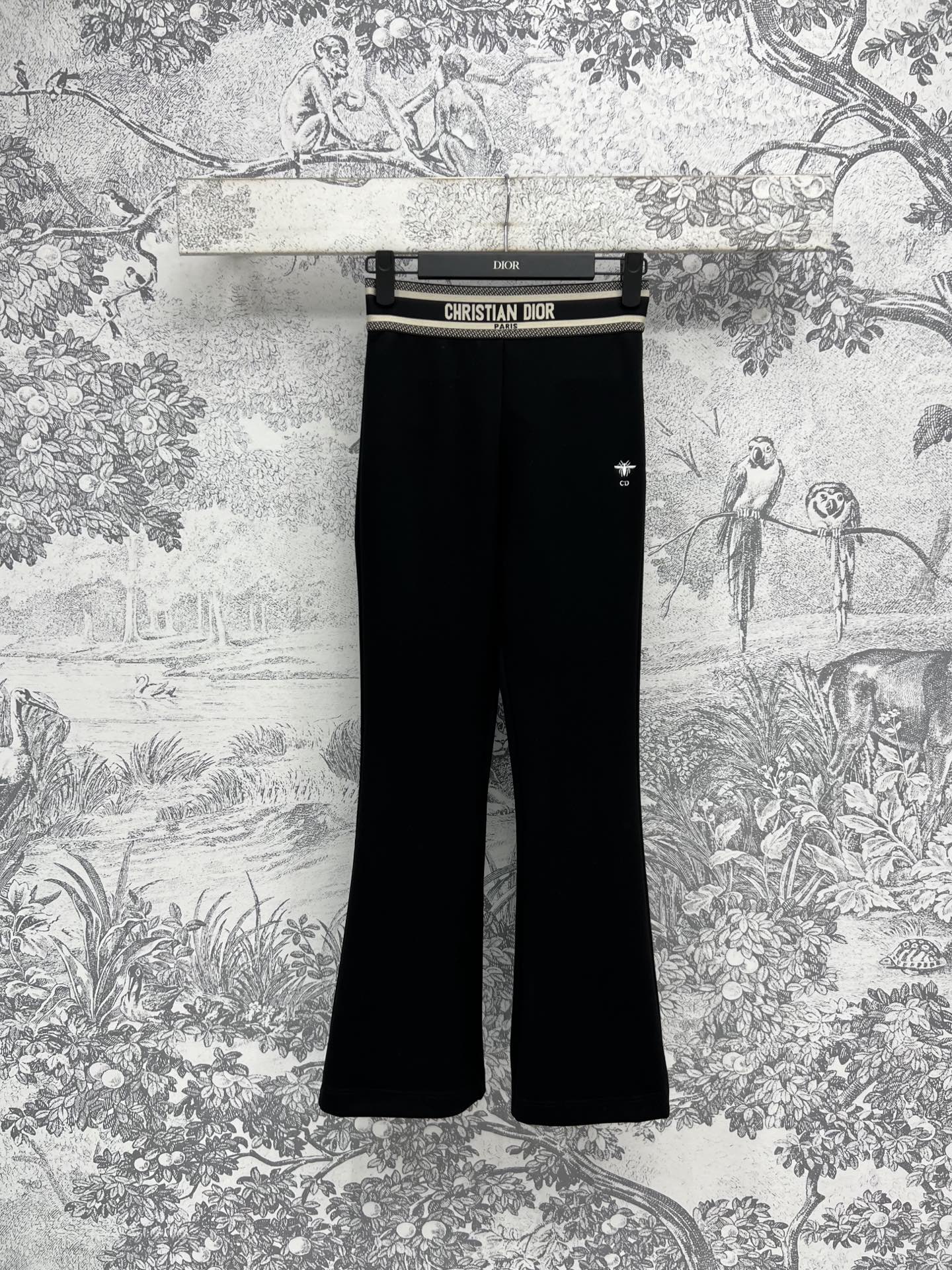 NO:325423,D Home 25 early spring new style high-waisted bell-bottom pants. The retro-like bell-bottom pants are simply love. The waist webbing logo embellishes. The bell-bottom pants are slim and black. The temperament is feminine casually. The fabric is soft and the upper body is age-reducing and temperament. It makes the legs look taller and longer. Three sizes of one color SML, dior, alexander wang19860909D家 25早春新款 高腰喇叭裤 复古感觉的喇叭裤简直是超爱 腰间织带Logo点缀 喇叭裤型 加上黑色显瘦 气质女人味随意的展现出来 面料亲肤柔软 上身减龄又气质 显高显腿长绝绝子 一色三码 SML,,dior,alexander wang,Women's clothing