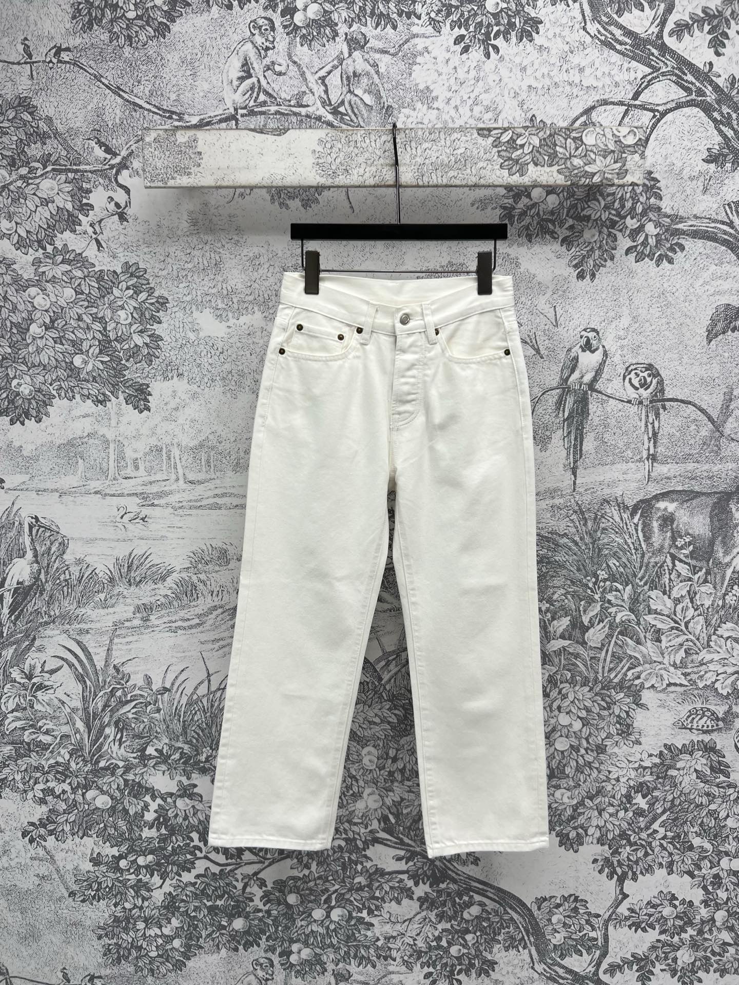 NO:325429,Early spring white jeans classic and durable wash-water white jeans versatile and refreshing and fashionable classic style, upper body is not picky about body shape, slimming and white, and versatile. Summer paired with T-shirts are refreshing and age-reducing five-digits 26-27-28-29-3,,jeans,tees,t-shirt,alexander wang19860909早春 白色牛仔裤 经典耐看的洗水白牛仔裤 百搭又清爽时髦 经典版型 上身不挑身材 显瘦显白还百搭 夏季搭配T恤清爽又减龄一色五码 26-27-28-29-3,,jeans,tees，t-shirt,alexander wang,Women's clothing