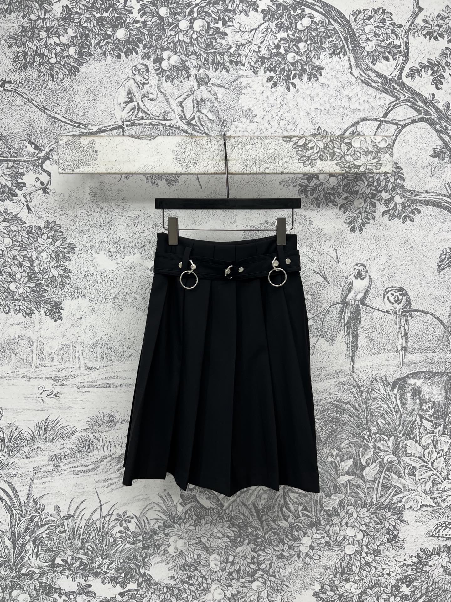 NO:325435,New early spring style, hardware belt decorates pleated skirt, the upper body can be sweet and cool, the feeling is more casual and cool, hardware accessories decorate belt matching, length below the knee, plus high waist style, the upper body looks very slim, pleated design, flexible and elegant, versatile and not picky about body shape, one color, three codes SML, skirts, alexander wang19860909早春新款 五金腰带装饰百褶半裙 上身可甜可飒 感觉更加的随性飒爽 五金配件装饰腰带搭配 长度在膝盖以下 加上高腰版型 上身十分显瘦 百褶设计 灵动不失优雅 百搭不挑身材 一色三码 SML,,skirts,alexander wang,Women's clothing