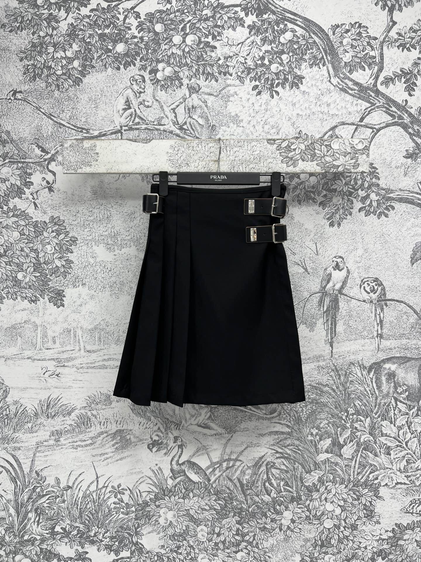 NO:325441,PD Home 25 Early Spring New Style Leather Buckle Decoration One-style Compressed Skirt Triangle Logo Leather Buckle Decoration One-piece Compressed Skirt Easily Divides the Gold Body Sense Full of High-end Feelings The texture is very delicate. The temperament of the plush pants is handsome and the lady is elegant. Daily casual commuting recommendations. One-color three-digit SML,,dior, skirts, gold, alexander wang19860909PD家 25早春新款 皮扣装饰一式压褶半身裙 三角标logo皮扣装饰 一片式压褶裙摆 轻松分割出黄金身材比例感 上身满满的高级感 质感很细腻 自带裤帅御姐气质 日常休闲通勤推荐 一色三码 SML,,dior,skirts,gold,alexander wang,Women's clothing