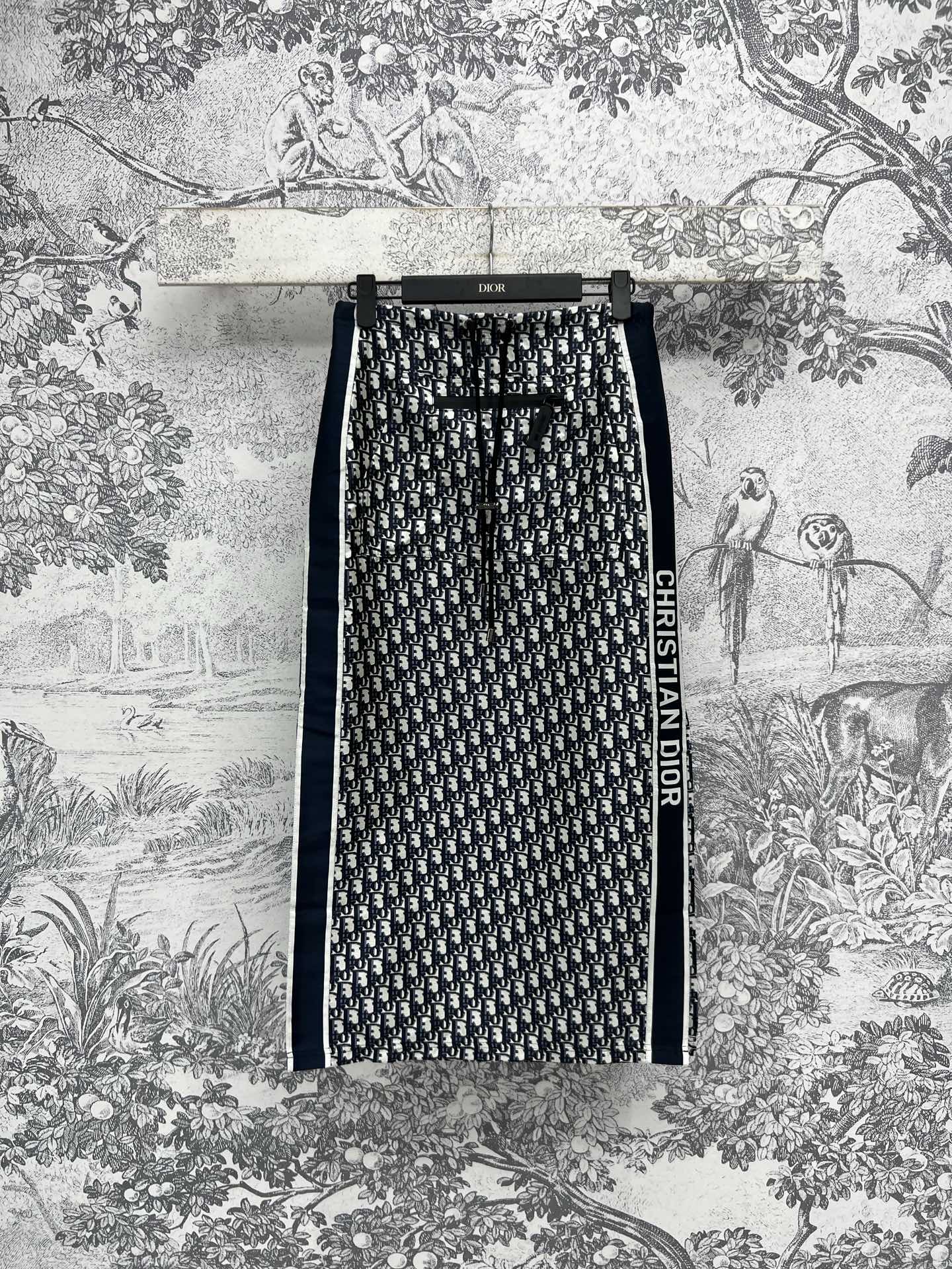 NO:325447,D Home 25 Early Spring New Style, Pretty Blossom Skirt, Simple and High-end, Classic D-shaped Jacquard, High-waisted D-shaped waist-hugging design, Slit straight skirt on both sides, Slim and fashionable, a very practical style for daily wear, One color, Three sizes SML, Dior, skirts, alexander wang19860909D家 25早春新款 老花织带半身裙 简约又有高级感 经典的D字提花彰显品牌魅力 高腰抽绳收腰设计 两侧开叉直筒裙摆 上身显瘦又时髦 日常很实穿的一款 一色三码 SML,,dior,skirts,alexander wang,Women's clothing