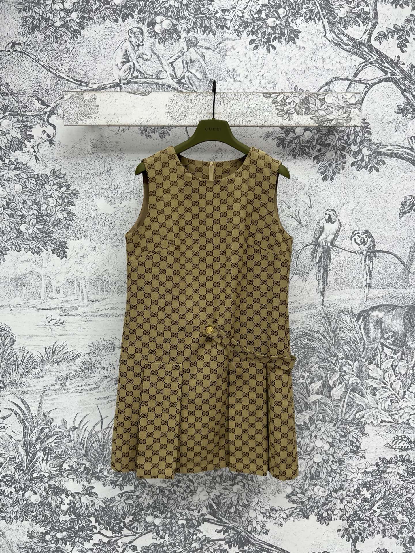 NO:325455,G Home 25 early spring new style, double G jacquard round neck sleeveless dress, custom-made full logo letter jacquard fabric, creating a retro and fashionable atmosphere, attracting attention in one second, round neck sleeveless straight pleated skirt, top body looks slim and versatile and fashionable, customized double G gold buckle piece embellishment decoration, temperament is full of age reduction, details are very well made, one color three codes SML, gucci, skirts, alexander wang19860909G家 25早春新款 双G提花圆领无袖连衣裙 定制满logo字母提花面料 打造出复古又时髦的时尚氛围 一秒的吸睛抢镜 圆领无袖直筒压褶裙摆 上身显瘦又百搭时髦 定制双G金扣搭片点缀装饰 气质减龄感十足 细节做工都很到位 一色三码 SML,,gucci,skirts,alexander wang,Women's clothing