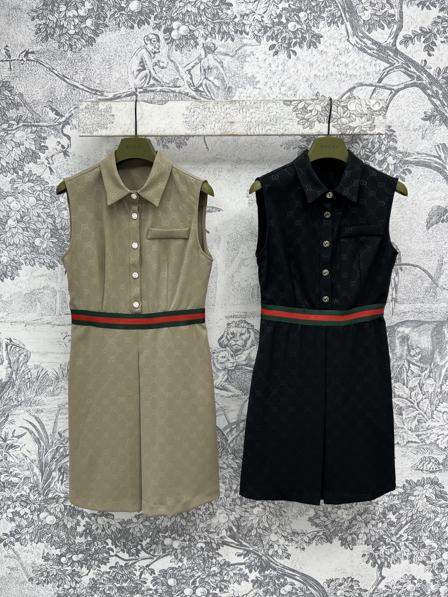 NO:325459,G Home 25 early spring new double G jacquard lapel sleeveless dress lapel-breasted button sleeveless dress super waist, the whole cut is neat and capable, the upper body hides flesh and looks slim, Logo button embellishment, the overall simple and elegant highlights the temperament, the classic and elegant dress is very suitable for daily shopping or important occasions, slim and temperament, not picking people, two colors and three codes, SML, gucci, skirts, alexander wang19860909G家 25早春新款双G提花翻领无袖连衣裙 翻领排扣扣无袖连衣裙 超级显腰身 整个剪裁利落干练 上身藏肉又显瘦 Logo纽扣点缀 整体简约优雅凸显气质 经典优雅简洁大方的连衣裙无论是日常逛街还是重要场合都很合适 显瘦显气质 不挑人两色三码 SML,,gucci,skirts,alexander wang,Women's clothing