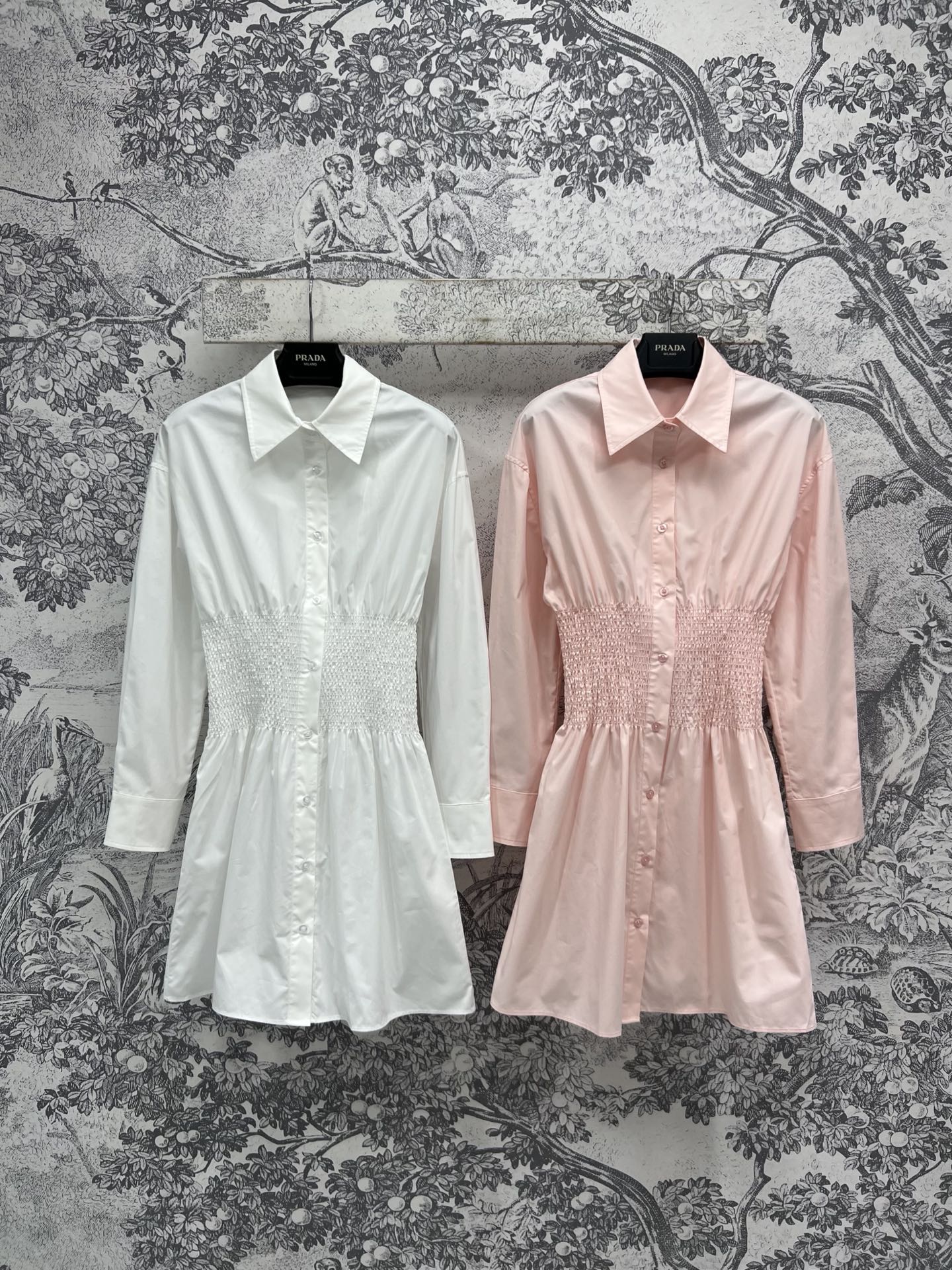 NO:325463,PD Home 25 Early Spring New Style, Bringing Waist Shirt Skirt, Bringing Flexible Waist Design, Cool and Fashionable, The Style of the Shirt is casual and lazy, The Overall Cool and Handsome, Very Sporty, The Back Inverted Triangle Mark Decoration, Logo Sliding Head Embellishment, The upper body can be casual or sweet, The loose style is versatile and not picky, Two-color three-code SML,,dior, skirts,shirts,alexander wang19860909PD家 25早春新款 打揽收腰衬衫裙 打榄松紧腰设计 酷帅时髦 衬衫款式随性慵懒 整体酷帅氛围 非常有减龄 运动风的感觉 后背倒三角标装饰 logo拉头点缀 上身可闲可甜 宽松版型百搭不挑人 两色三码 SML,,dior,skirts,shirts,alexander wang,Women's clothing