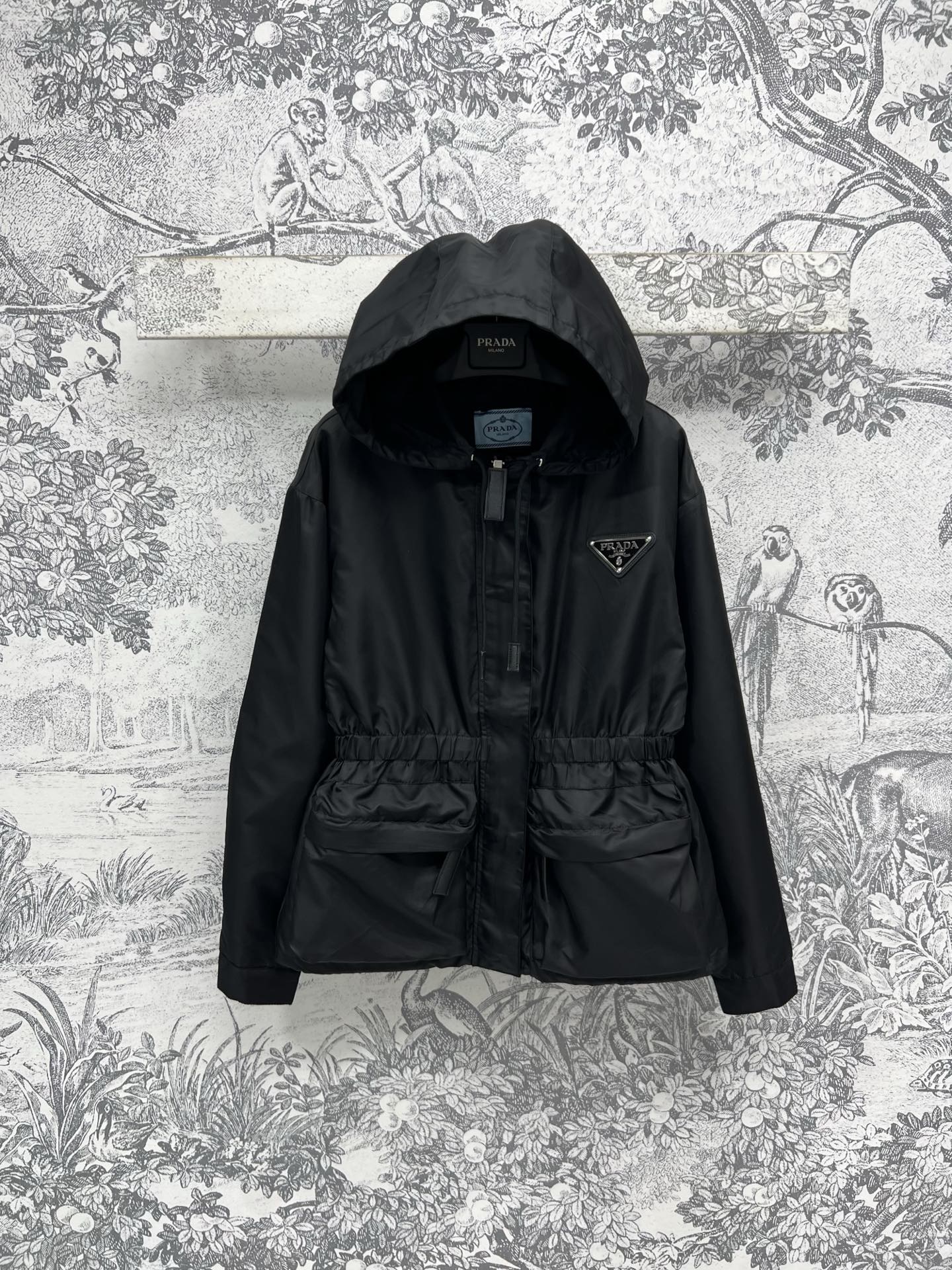 NO:325467,PD Home 25 Early Spring New Hooded Loose Jacket Eternal Classic Black Series Inverted Triangle Tags on the Chest Hooded Elastic Waist-Close Style Cool and Successful Recycled Nylon Fabric Detailed Fashionable Dividing Double Pockets Modified Loose Style is versatile and not picky. Any body is cool and handsome. Easy get sweet and cool girlish temperament. One color three codes SML,,dior, jackets & coats,hats,alexander wang19860909PD家 25早春新款 连帽收腰宽松外套 永恒经典的黑色系 胸口倒三角标点缀 连帽松紧收腰版型 酷帅干练 再生尼龙面料演绎时尚分格 双口袋修饰宽松版型百搭不挑人 任何身材上身都很酷帅 轻松get甜酷少女气质 一色三码 SML,,dior,jackets & coats,hats,alexander wang,Women's clothing