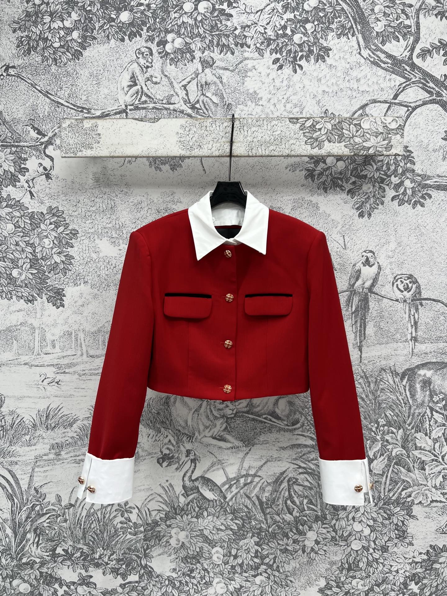 NO:325452,New early spring style, fake two-piece short jacket, removable collar, contrasting cuffs, fake two-piece design, elegant and high-end short loose style, versatile upper body, not picky, perfect with any item, red upper body, elegant and elegant, full of light and informative female charm, one color and three-code SML, Jackets & coats, alexander wang19860909早春新款 假两件短款外套 可拆除衣领 袖口撞色假两件设计尽显大方高级 短款宽松版型 上身百搭不挑人 搭配任何单品都很绝 红色上身优雅大气 充满轻熟知性女性魅力一色三码 SML,,jackets & coats,alexander wang,Women's clothing