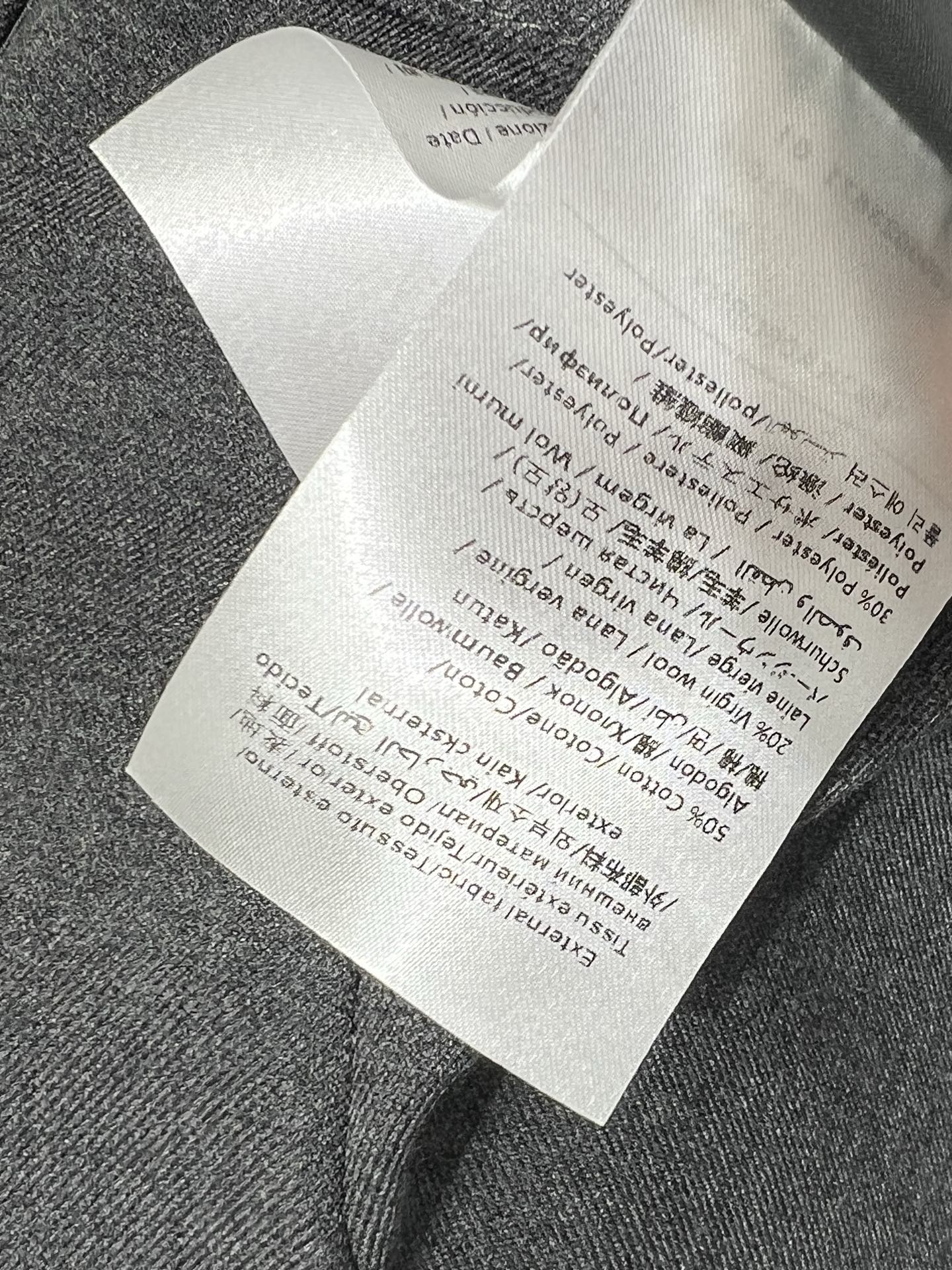 V家 25早春新款 高腰A字短裤 面料挺括有质感 上身很显腿部比例 赘肉又显瘦 高腰的版型 定制V字母五