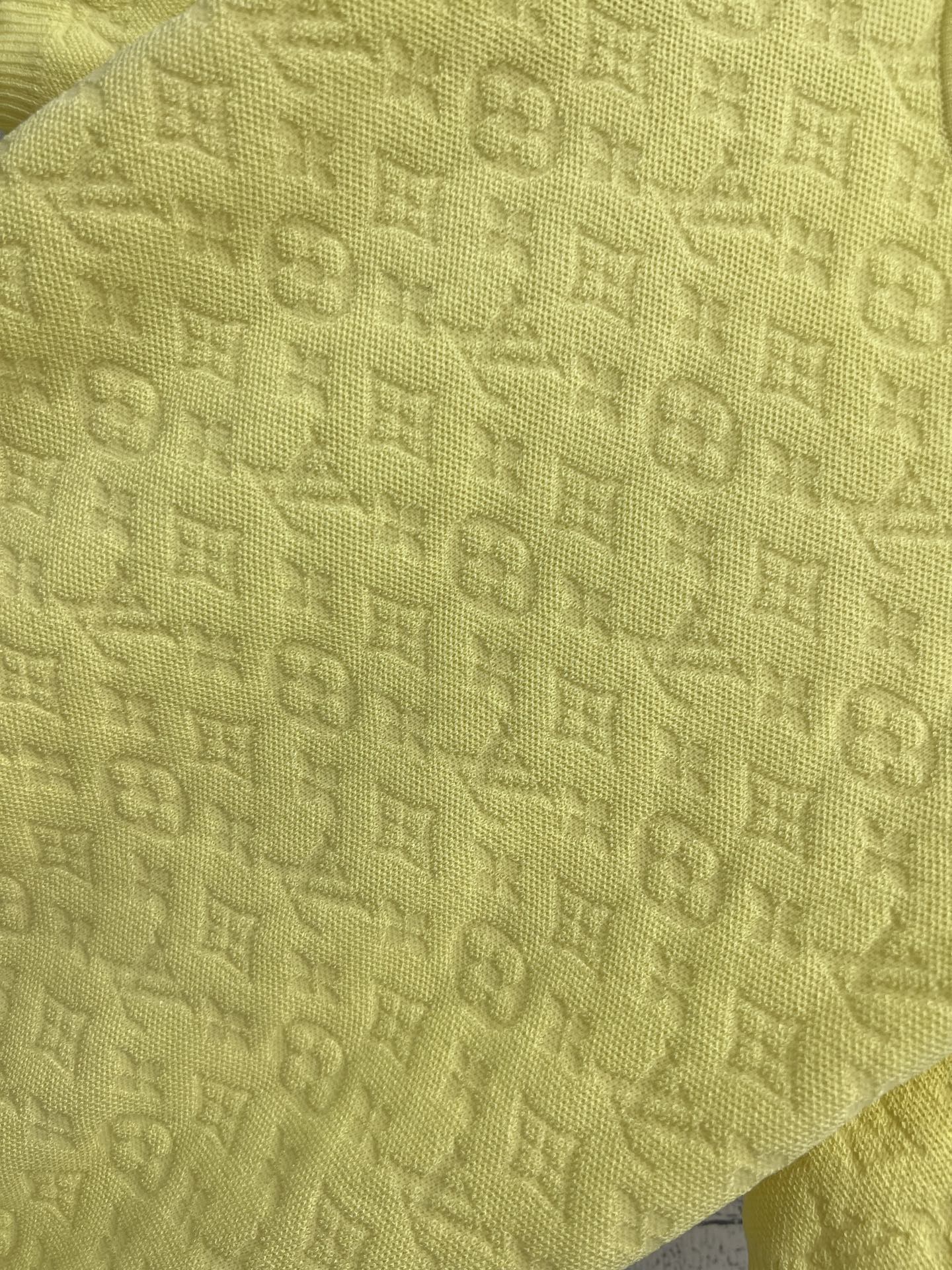 L家 25早春新款 老花提花针织短袖 超亮眼的柠檬黄色 上身气质减龄又甜美少女 经典的宽松版型 对于身材